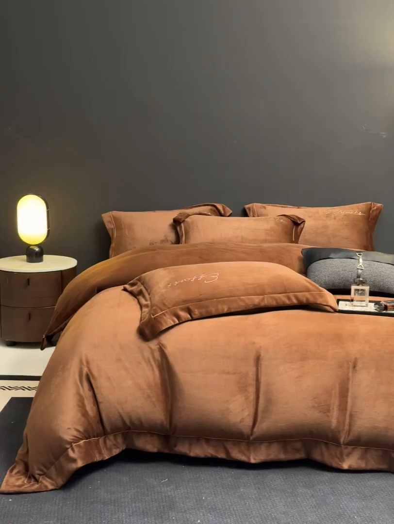 91家纺网 家纺一手货源 找家纺 新方向 2025新款全消光A类刺绣牛奶绒四件套-赫本风格2 赫本-咖啡