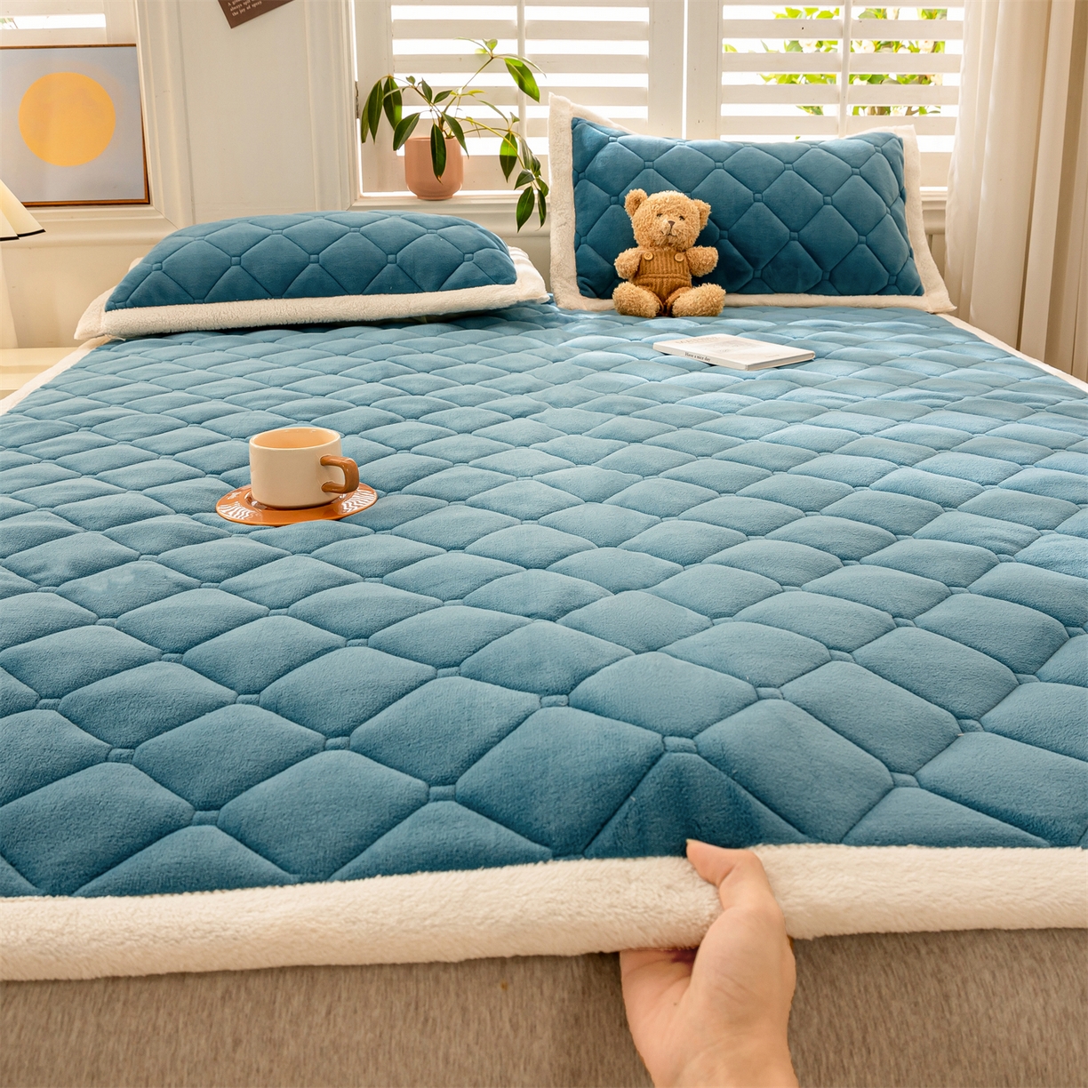 91家纺网 家纺一手货源 找家纺 慕木家纺 2025新款大床款牛奶绒印花床褥垫系列 床褥垫-景泰蓝