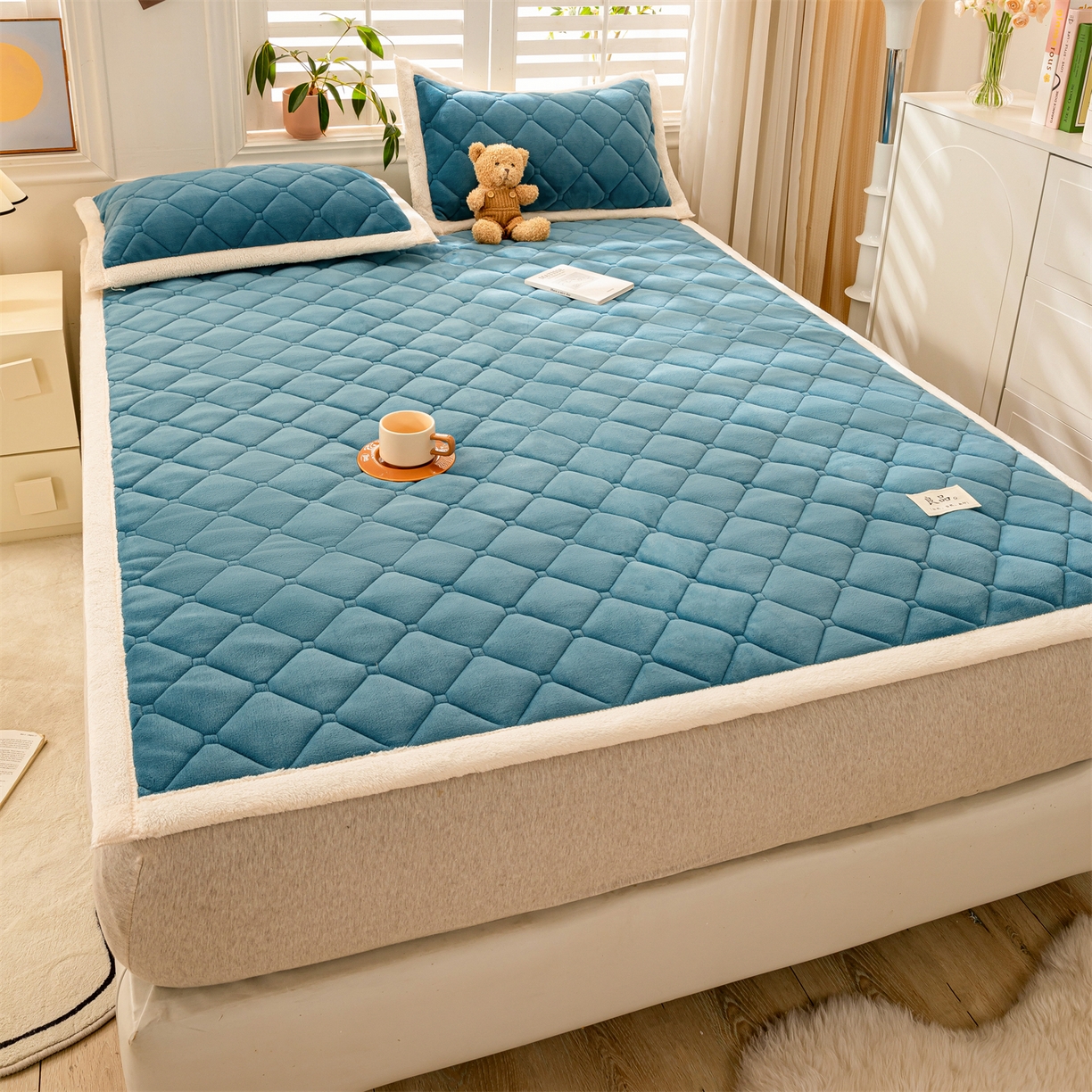 91家纺网 家纺一手货源 找家纺 慕木家纺 2025新款大床款牛奶绒印花床褥垫系列 床褥垫-景泰蓝