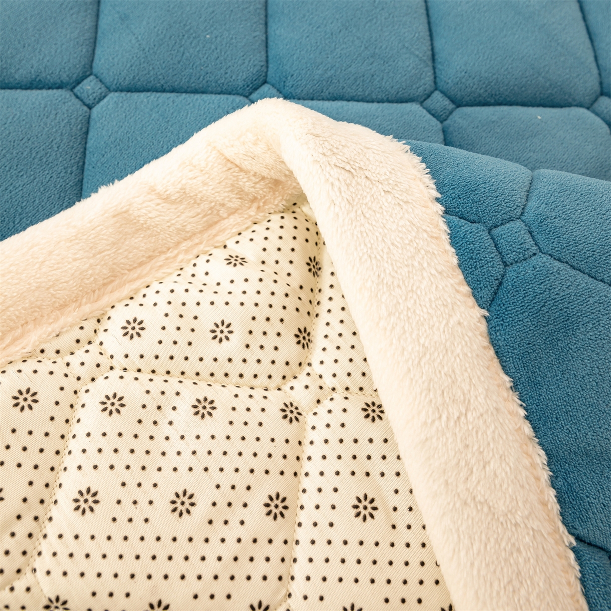 91家纺网 家纺一手货源 找家纺 慕木家纺 2025新款大床款牛奶绒印花床褥垫系列 床褥垫-景泰蓝