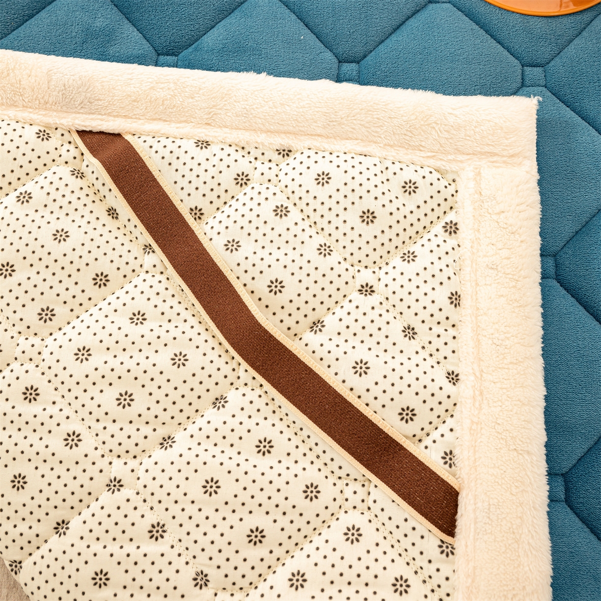 91家纺网 家纺一手货源 找家纺 慕木家纺 2025新款大床款牛奶绒印花床褥垫系列 床褥垫-景泰蓝