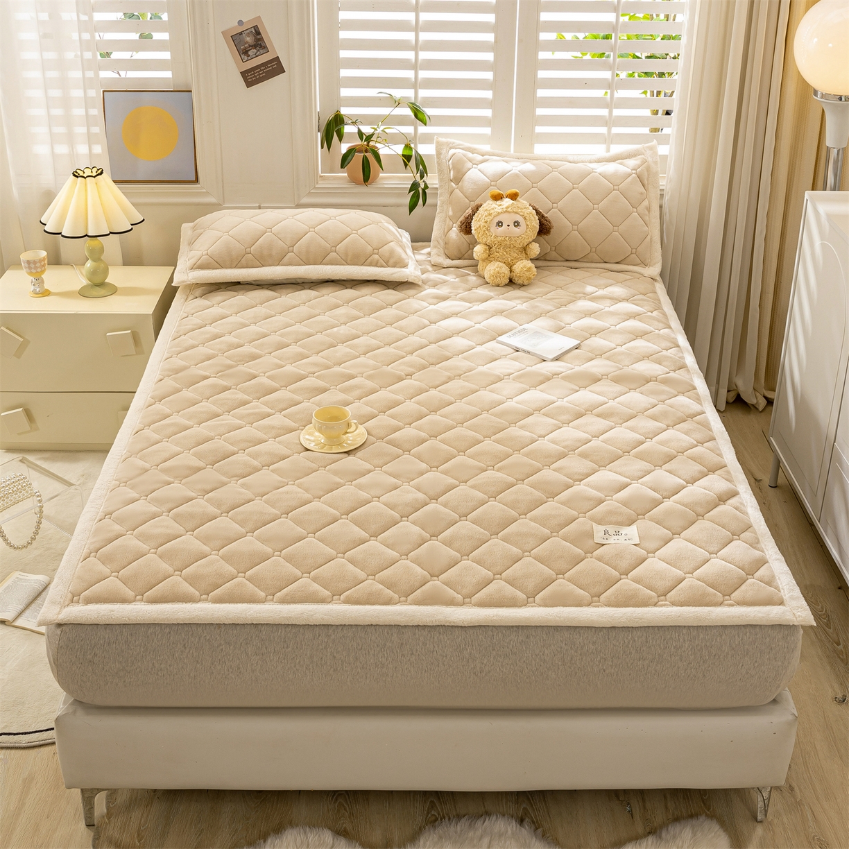 91家纺网 家纺一手货源 找家纺 慕木家纺 2025新款大床款牛奶绒印花床褥垫系列 床褥垫-卡其