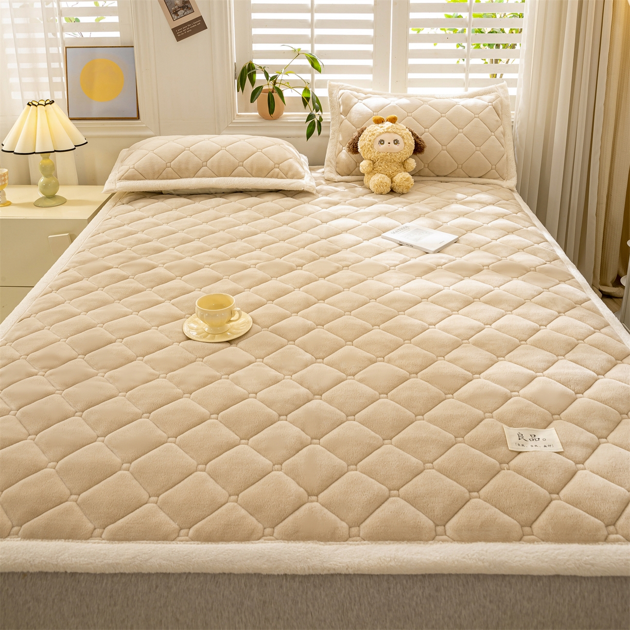 91家纺网 家纺一手货源 找家纺 慕木家纺 2025新款大床款牛奶绒印花床褥垫系列 床褥垫-卡其