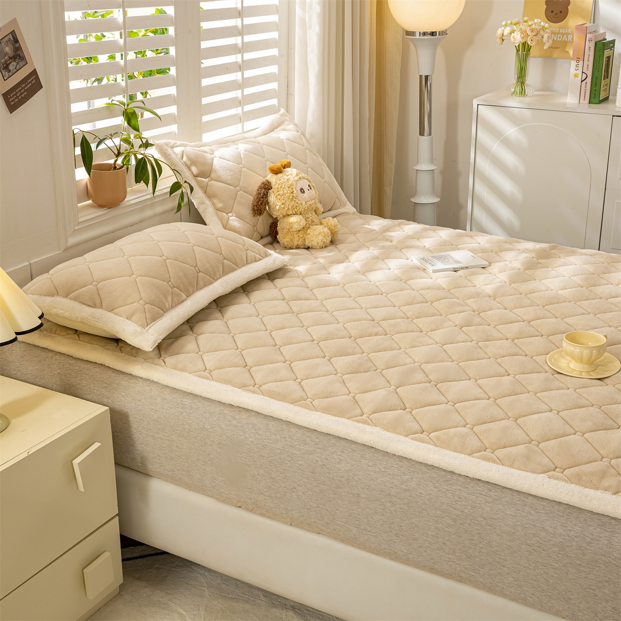 91家纺网 家纺一手货源 找家纺 慕木家纺 2025新款大床款牛奶绒印花床褥垫系列 床褥垫-卡其