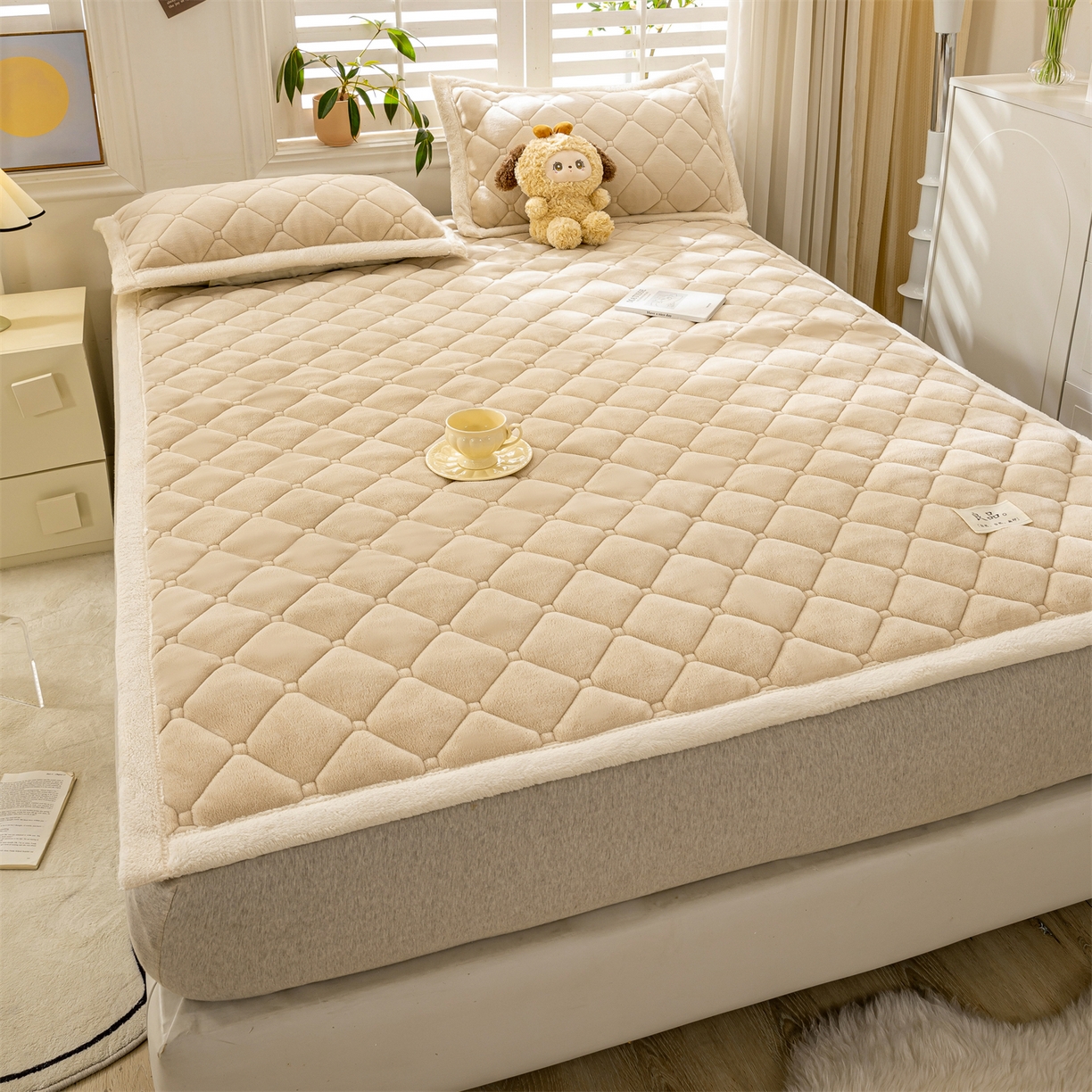 91家纺网 家纺一手货源 找家纺 慕木家纺 2025新款大床款牛奶绒印花床褥垫系列 床褥垫-卡其