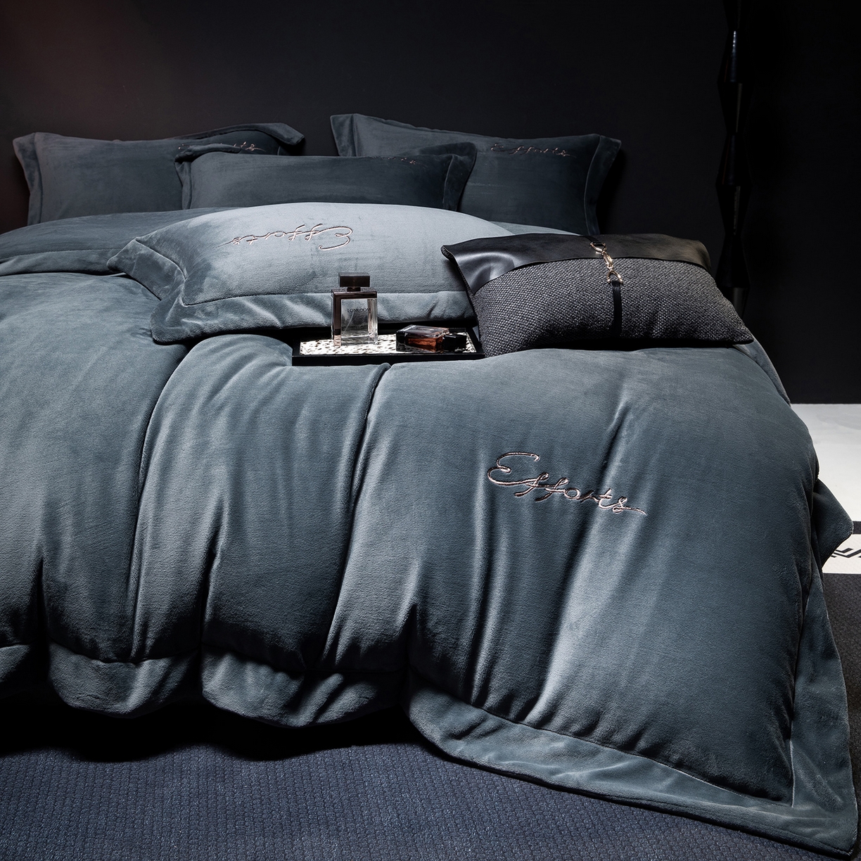 91家纺网 家纺一手货源 找家纺 （总）控价 2025新款 床盖款240克全消光A类刺绣牛奶绒四件套-赫本风格2