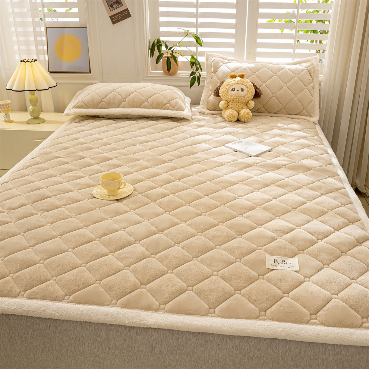 91家纺网 家纺一手货源 找家纺 慕木家纺 2025新款大床款牛奶绒印花床褥垫系列 床褥垫-卡其