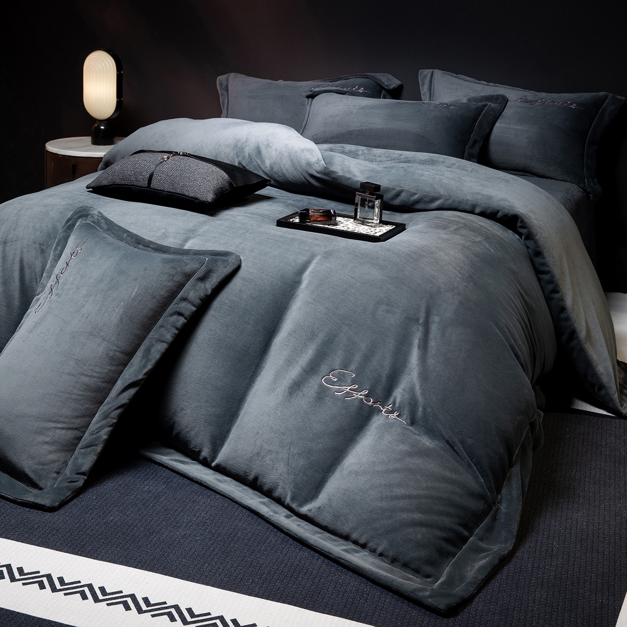 91家纺网 家纺一手货源 找家纺 新方向 2025新款全消光A类刺绣牛奶绒四件套-赫本风格2 赫本-爵士灰