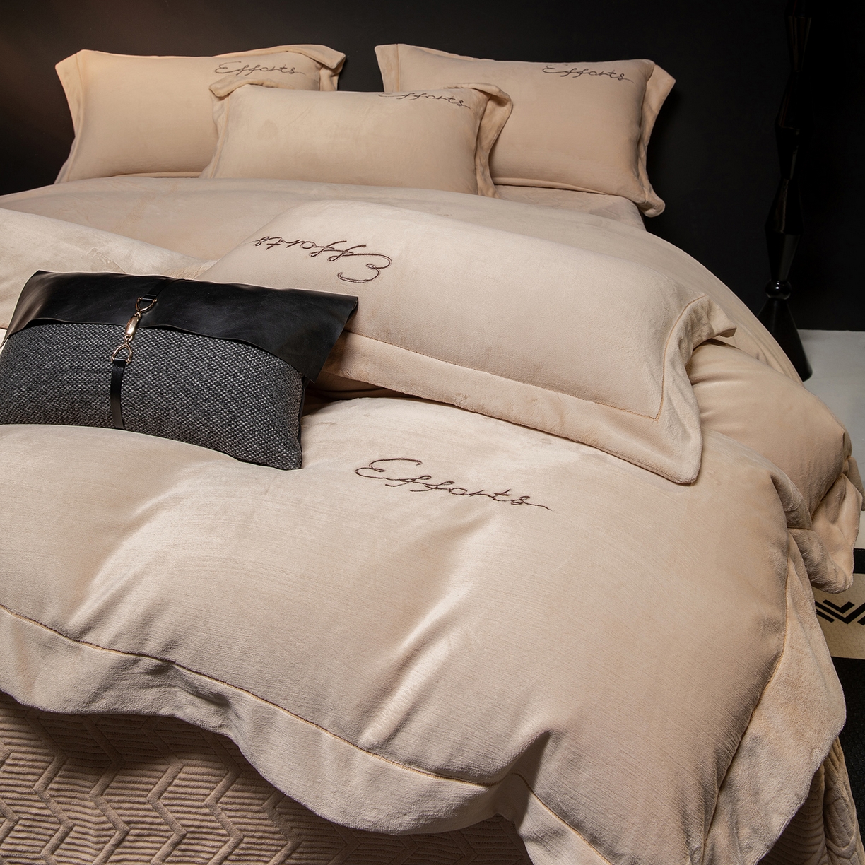 91家纺网 家纺一手货源 找家纺 新方向 2025新款全消光A类刺绣牛奶绒四件套-赫本风格2 赫本-香槟