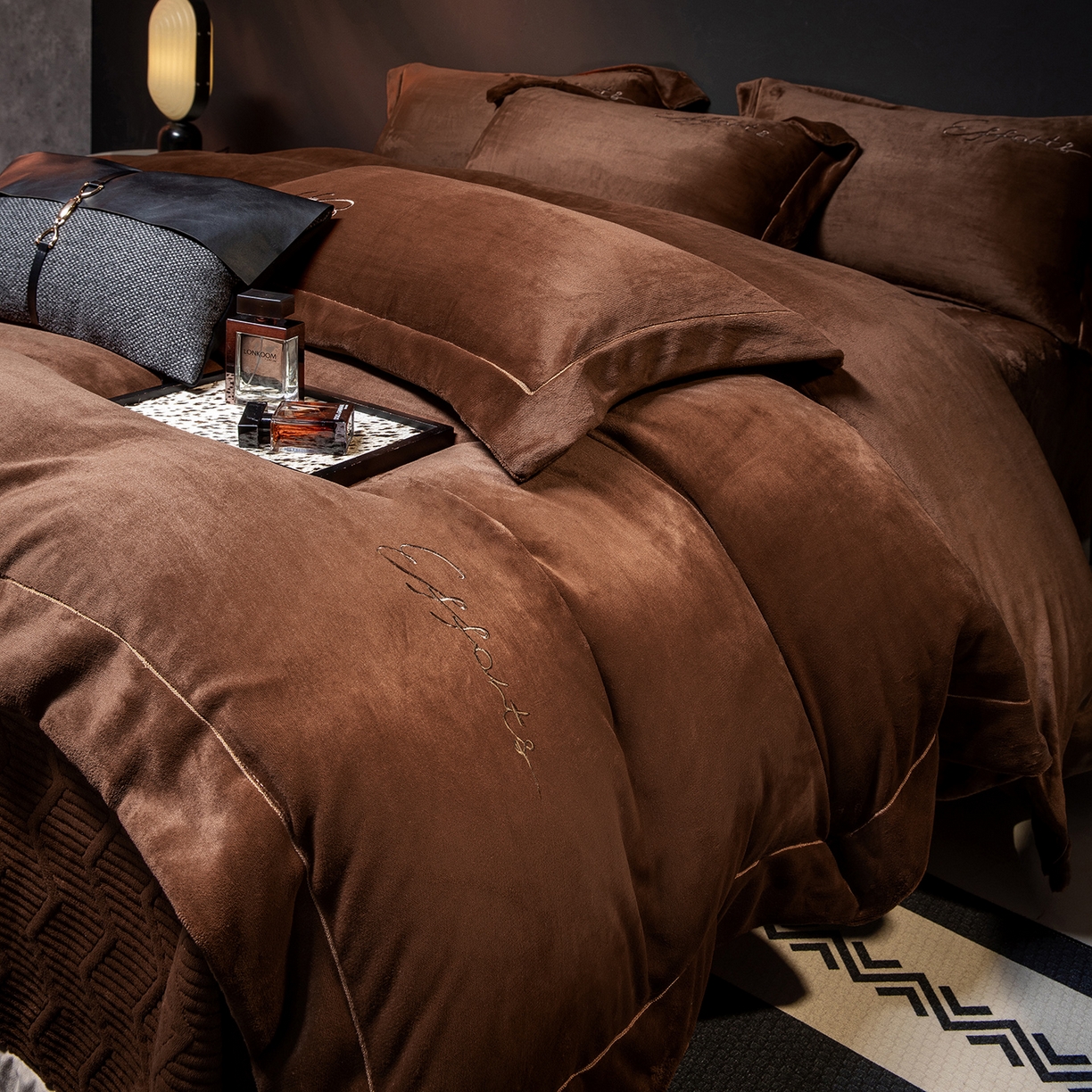 91家纺网 家纺一手货源 找家纺 新方向 2025新款全消光A类刺绣牛奶绒四件套-赫本风格2 赫本-咖啡