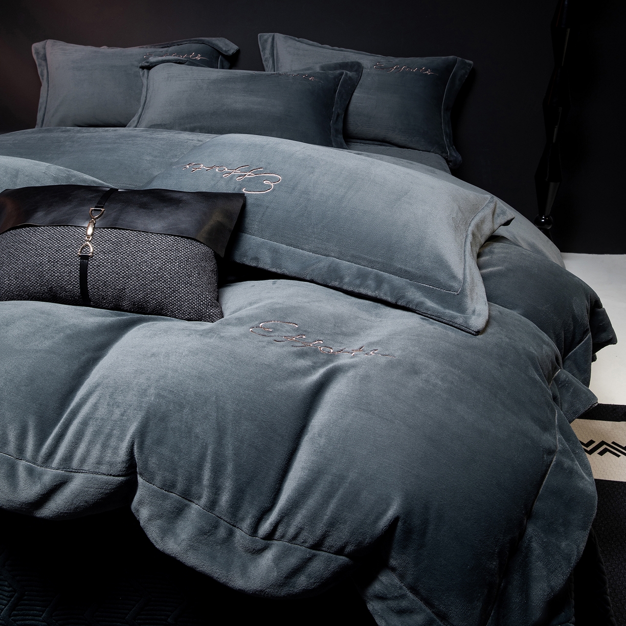 91家纺网 家纺一手货源 找家纺 （总）控价 2025新款 床盖款240克全消光A类刺绣牛奶绒四件套-赫本风格2