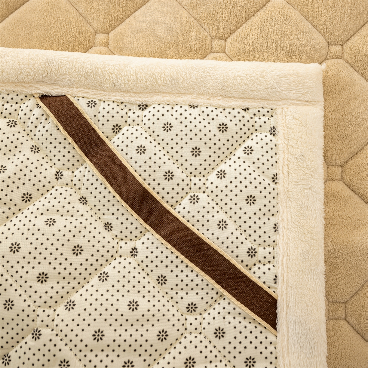 91家纺网 家纺一手货源 找家纺 慕木家纺 2025新款大床款牛奶绒印花床褥垫系列 床褥垫-卡其