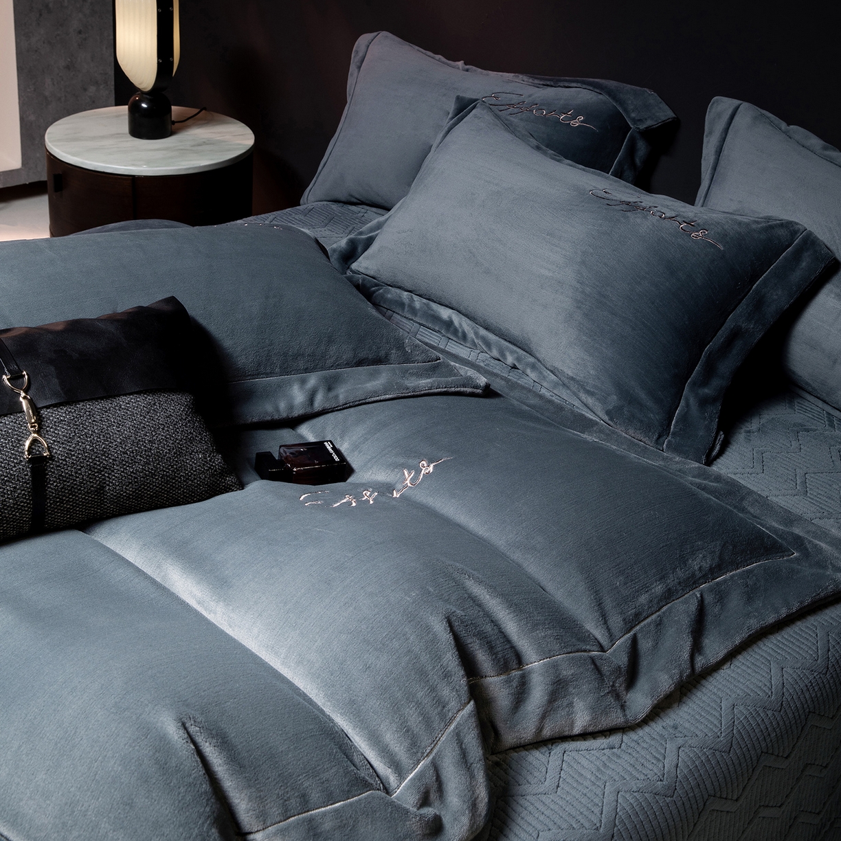 91家纺网 家纺一手货源 找家纺 新方向 2025新款全消光A类刺绣牛奶绒四件套-赫本风格2 赫本-爵士灰