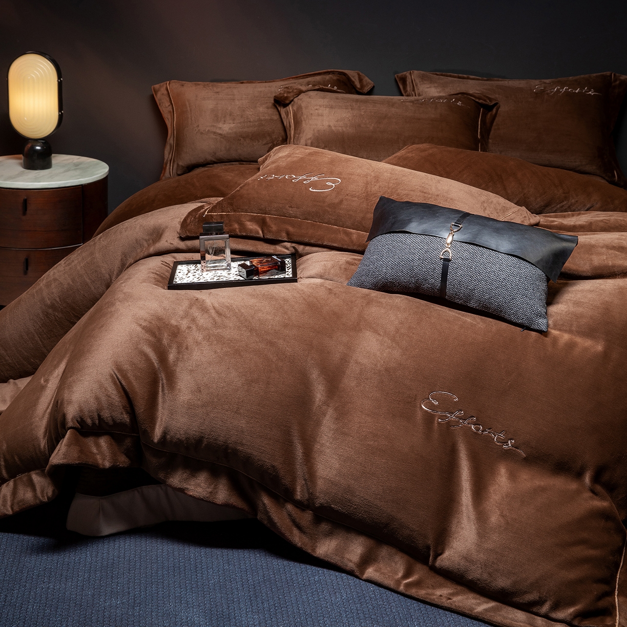 91家纺网 家纺一手货源 找家纺 新方向 2025新款全消光A类刺绣牛奶绒四件套-赫本风格2 赫本-咖啡