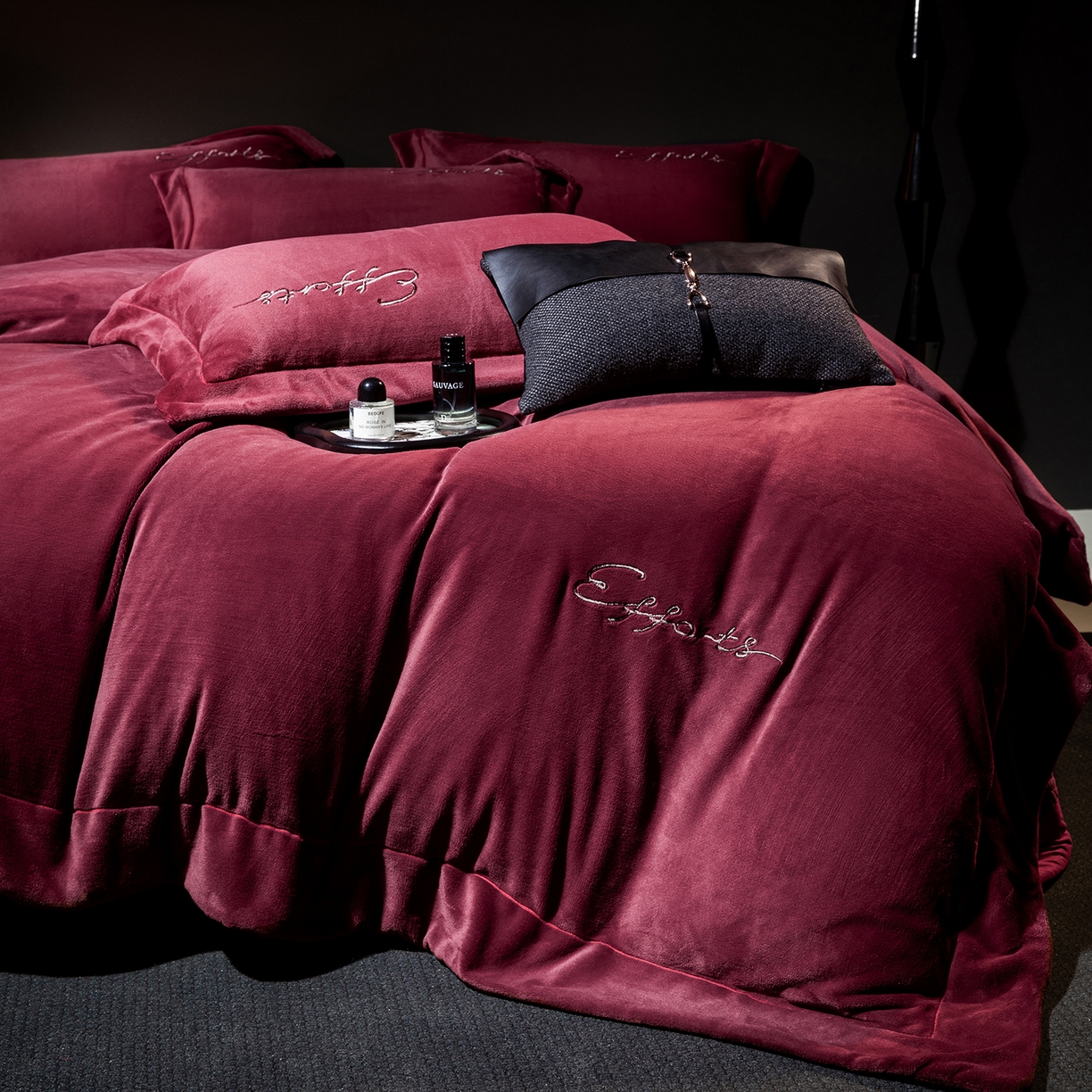 91家纺网 家纺一手货源 找家纺 新方向 2025新款全消光A类刺绣牛奶绒四件套-赫本风格2 赫本-玛瑙红