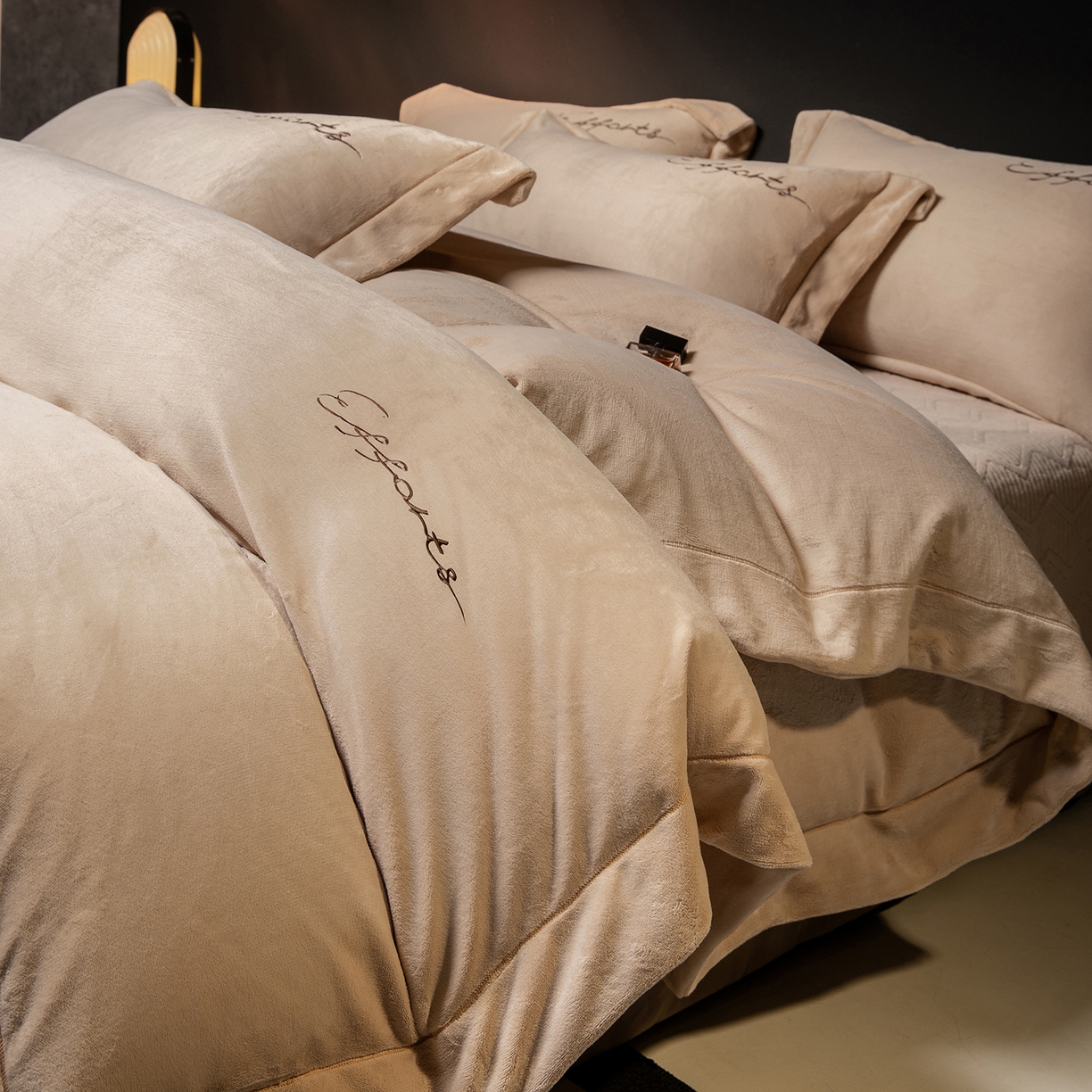 91家纺网 家纺一手货源 找家纺 新方向 2025新款全消光A类刺绣牛奶绒四件套-赫本风格2 赫本-香槟