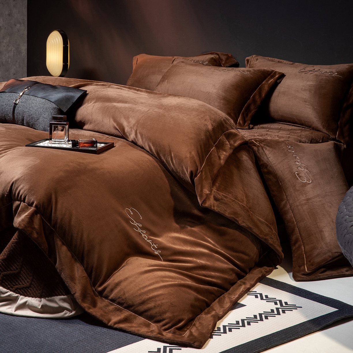 91家纺网 家纺一手货源 找家纺 新方向 2025新款全消光A类刺绣牛奶绒四件套-赫本风格2 赫本-咖啡