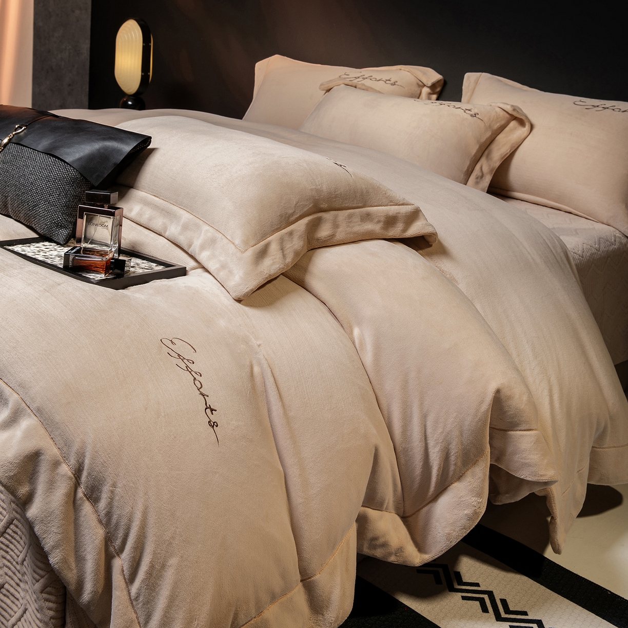 91家纺网 家纺一手货源 找家纺 新方向 2025新款全消光A类刺绣牛奶绒四件套-赫本风格2 赫本-香槟