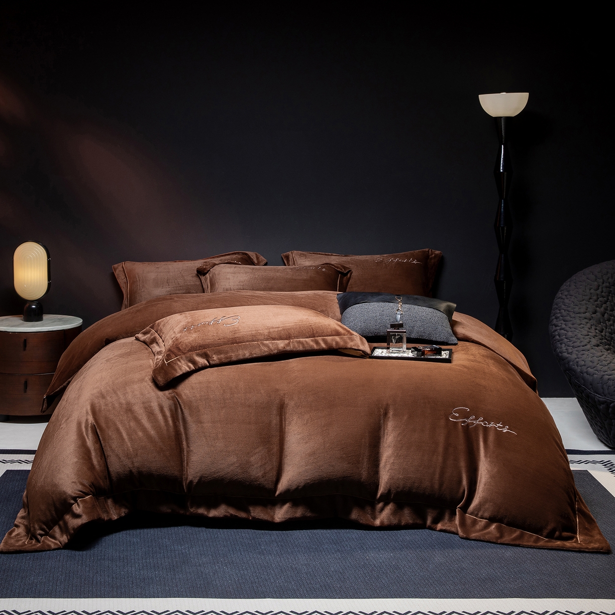 91家纺网 家纺一手货源 找家纺 （总）控价 2025新款 床盖款240克全消光A类刺绣牛奶绒四件套-赫本风格2