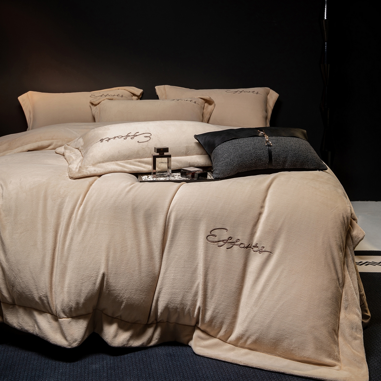 91家纺网 家纺一手货源 找家纺 新方向 2025新款全消光A类刺绣牛奶绒四件套-赫本风格2 赫本-香槟