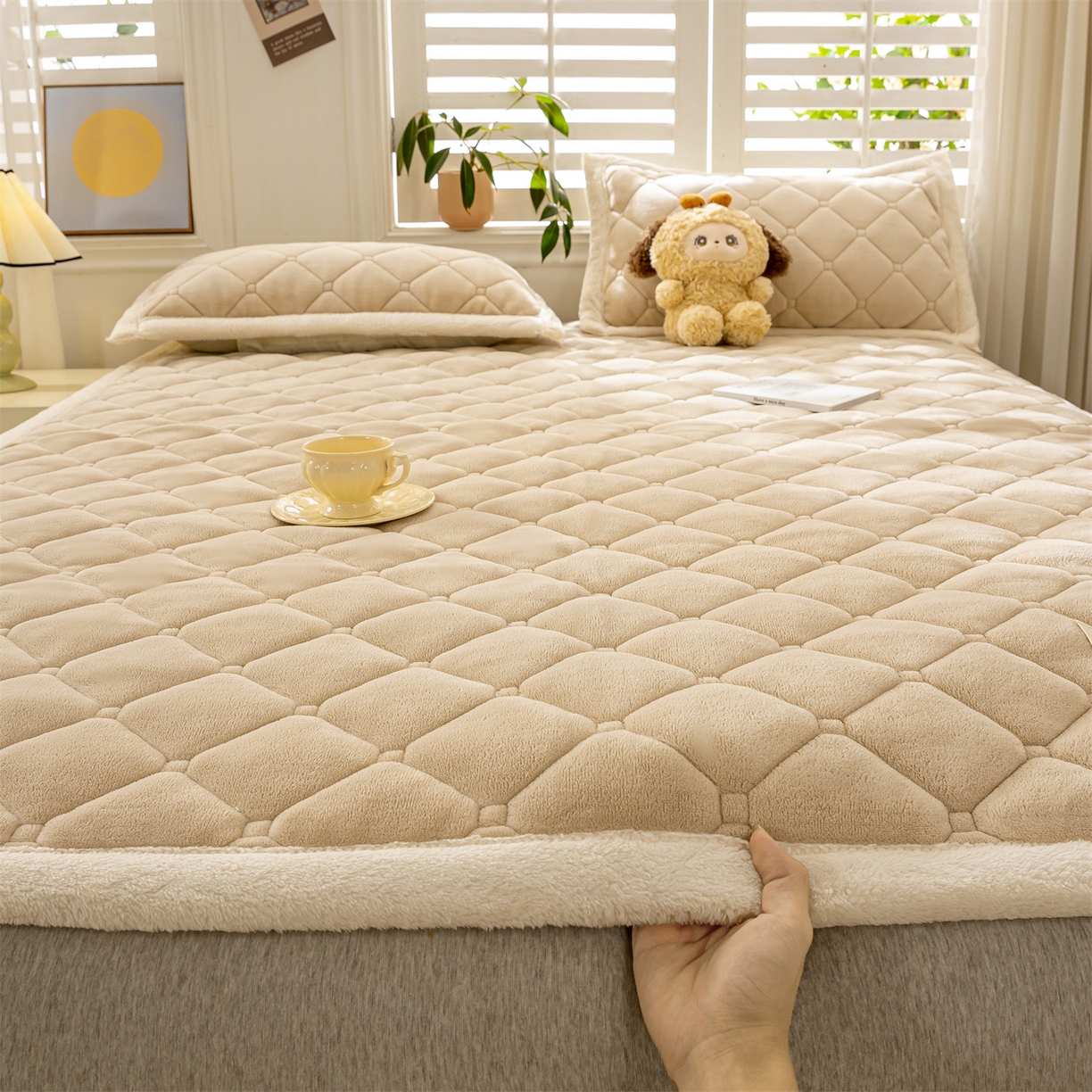 91家纺网 家纺一手货源 找家纺 慕木家纺 2025新款大床款牛奶绒印花床褥垫系列 床褥垫-卡其