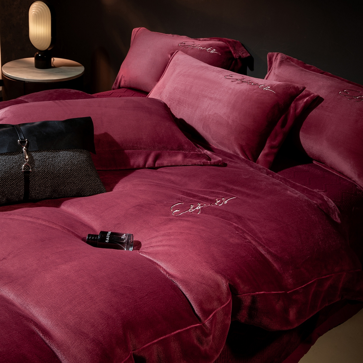 91家纺网 家纺一手货源 找家纺 新方向 2025新款全消光A类刺绣牛奶绒四件套-赫本风格2 赫本-玛瑙红