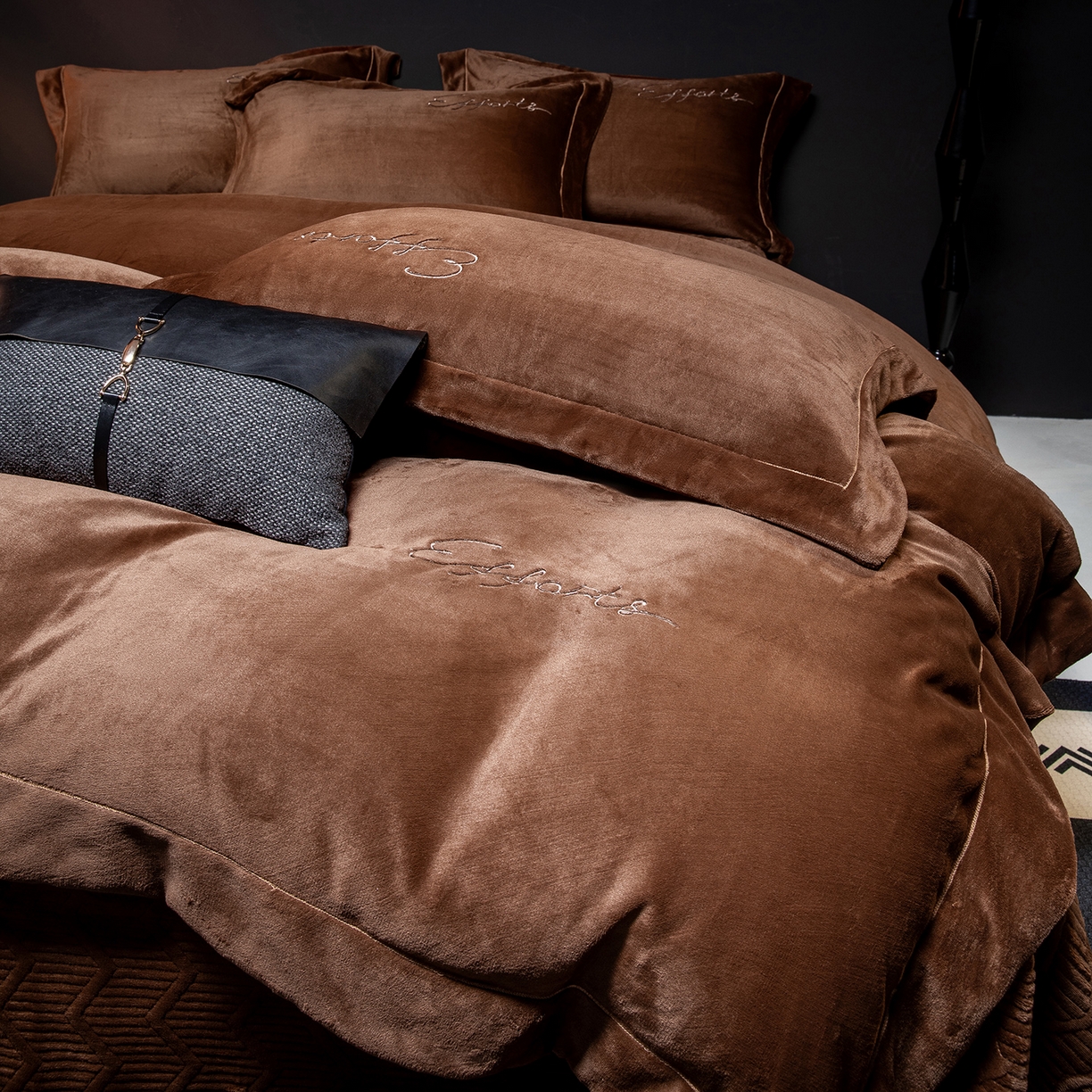 91家纺网 家纺一手货源 找家纺 新方向 2025新款全消光A类刺绣牛奶绒四件套-赫本风格2 赫本-咖啡