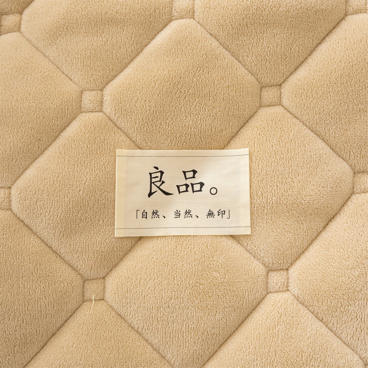 91家纺网 家纺一手货源 找家纺 慕木家纺 2025新款大床款牛奶绒印花床褥垫系列 床褥垫-卡其