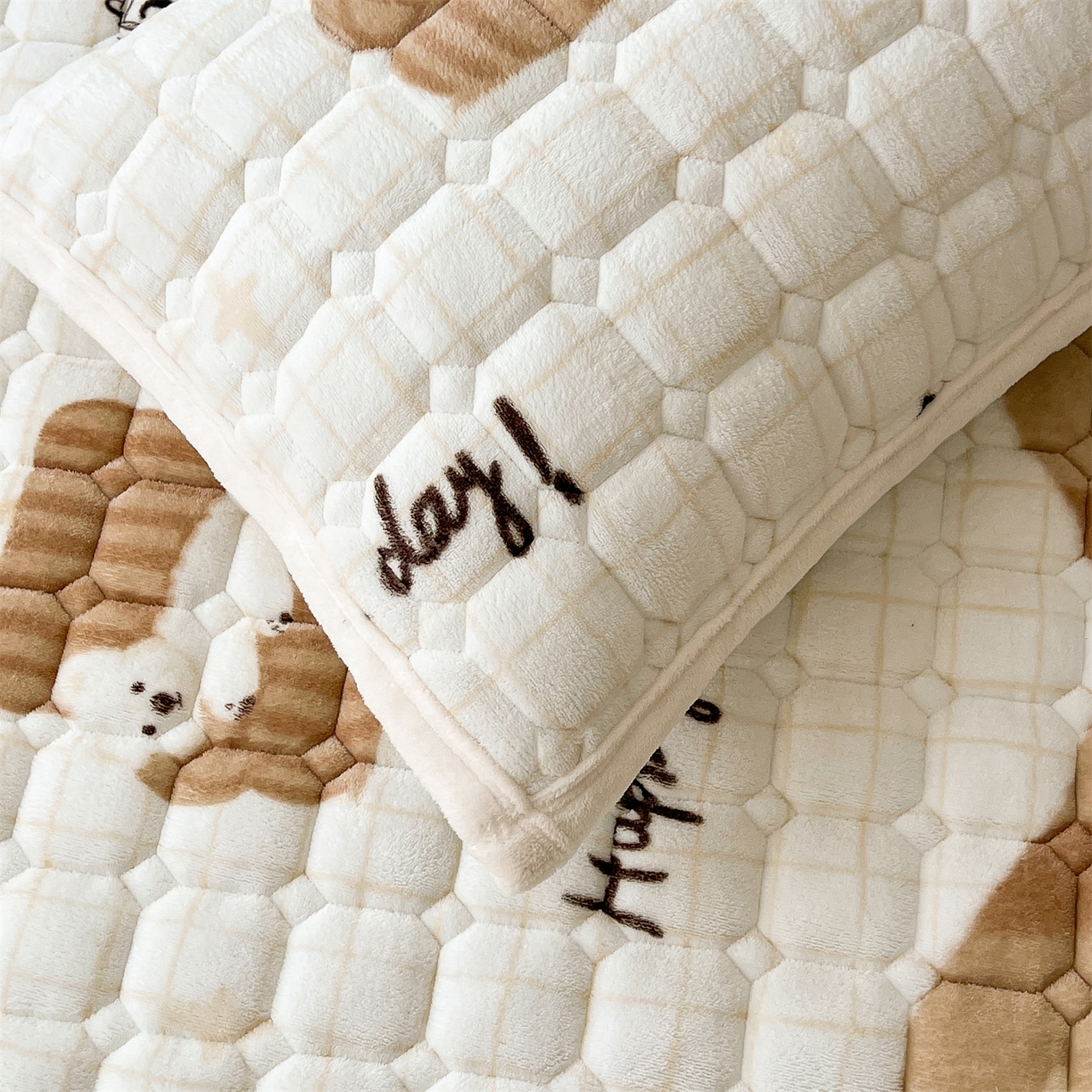 91家纺网 家纺一手货源 找家纺 慕木家纺 2025新款大床款牛奶绒印花床褥垫系列 床褥垫-可爱狗