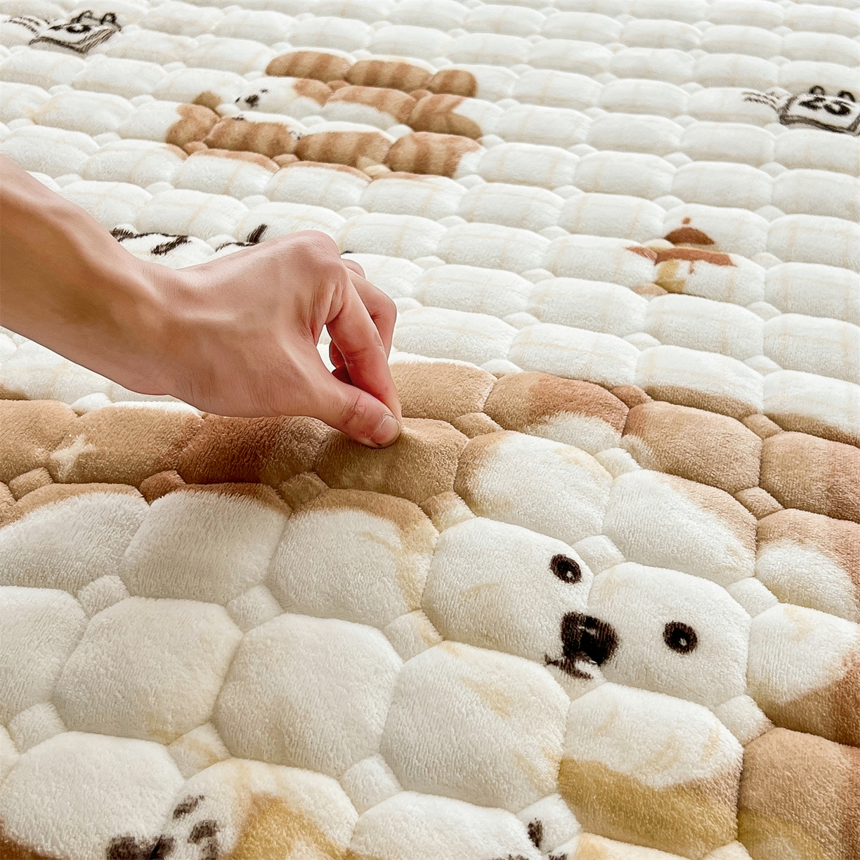 91家纺网 家纺一手货源 找家纺 慕木家纺 2025新款大床款牛奶绒印花床褥垫系列 床褥垫-可爱狗