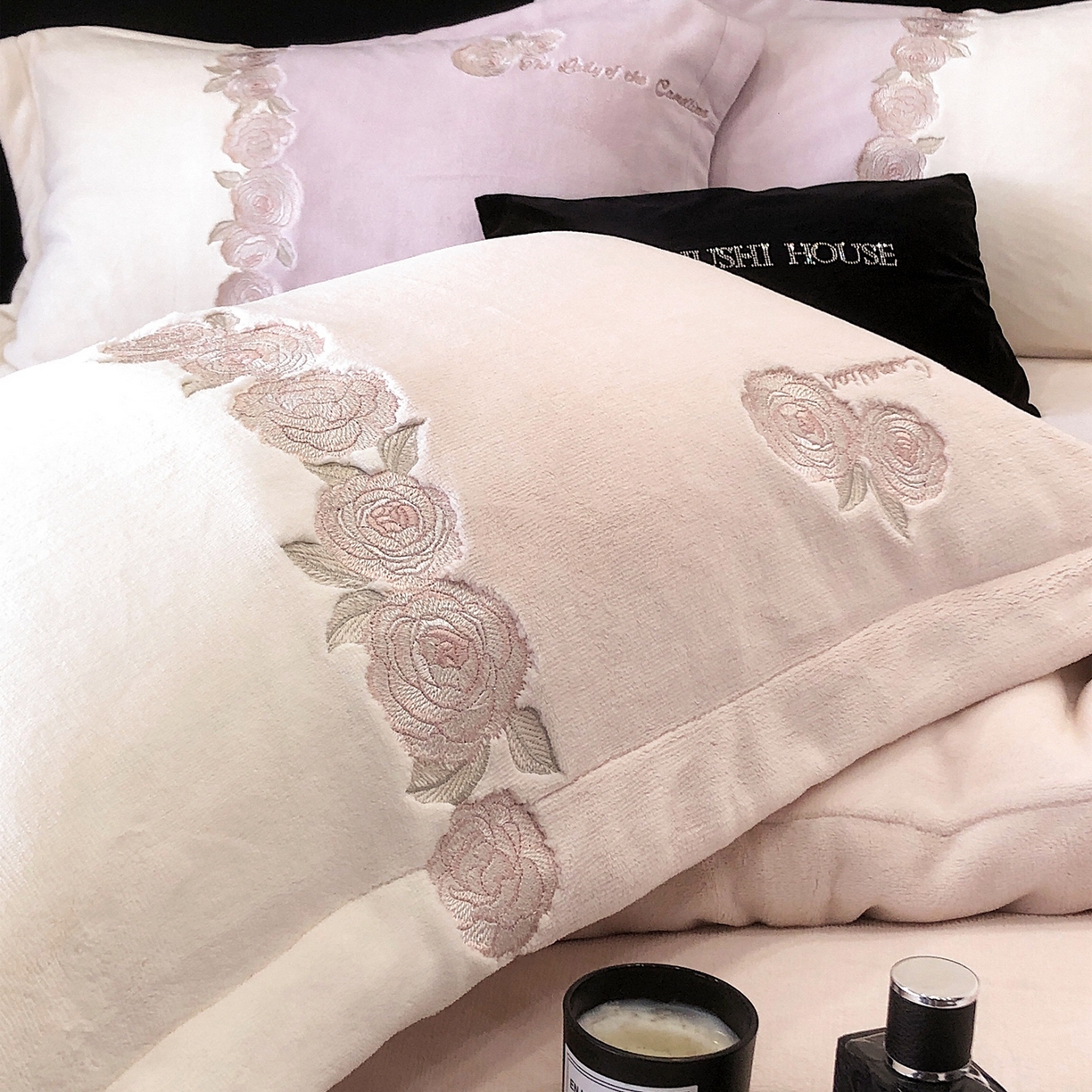 91家纺网 家纺一手货源 找家纺 初拾 2025新款230g牛奶绒“花卉” 四件套-暖冬甜心 暖冬甜心-粉