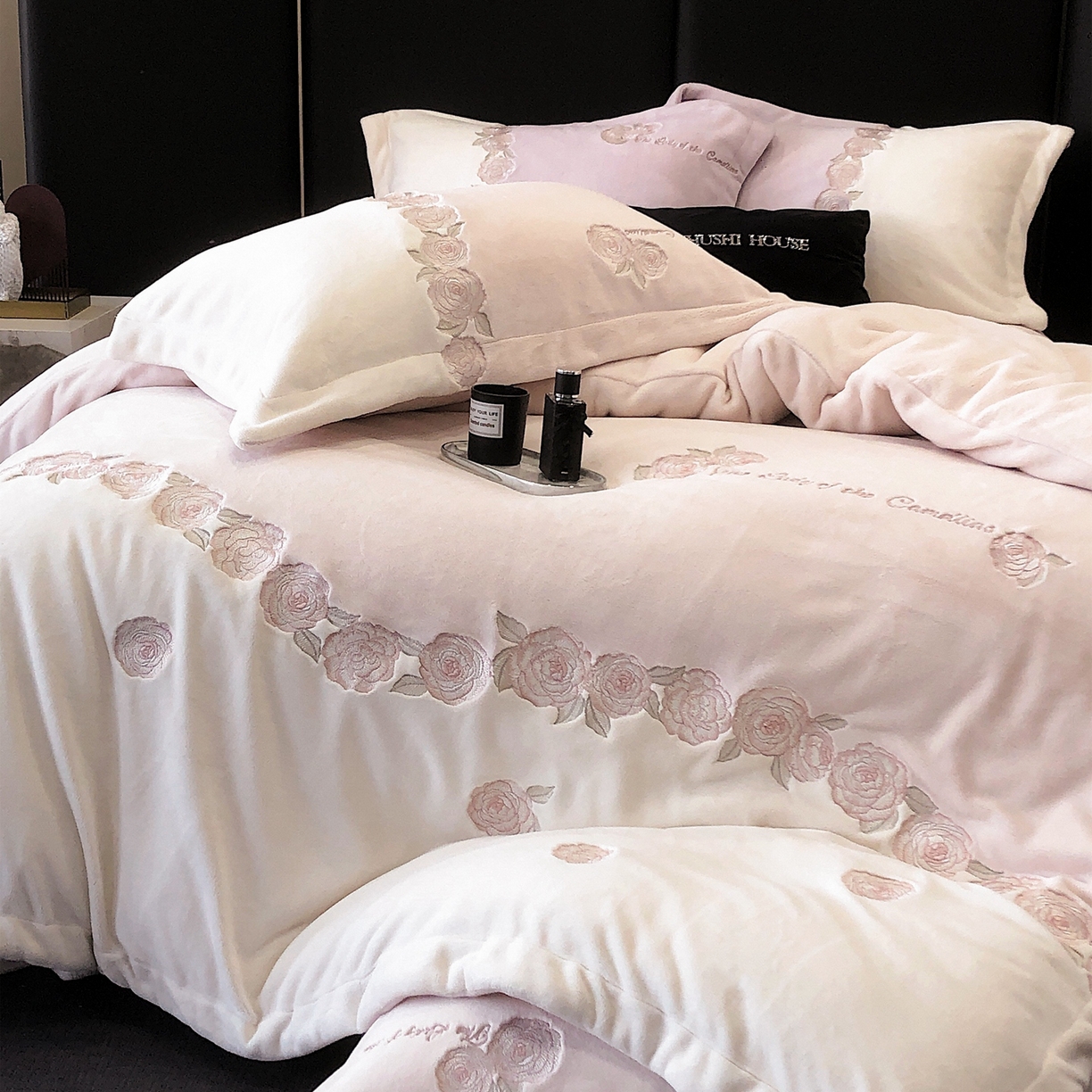 91家纺网 家纺一手货源 找家纺 初拾 2025新款230g牛奶绒“花卉” 四件套-暖冬甜心 暖冬甜心-粉