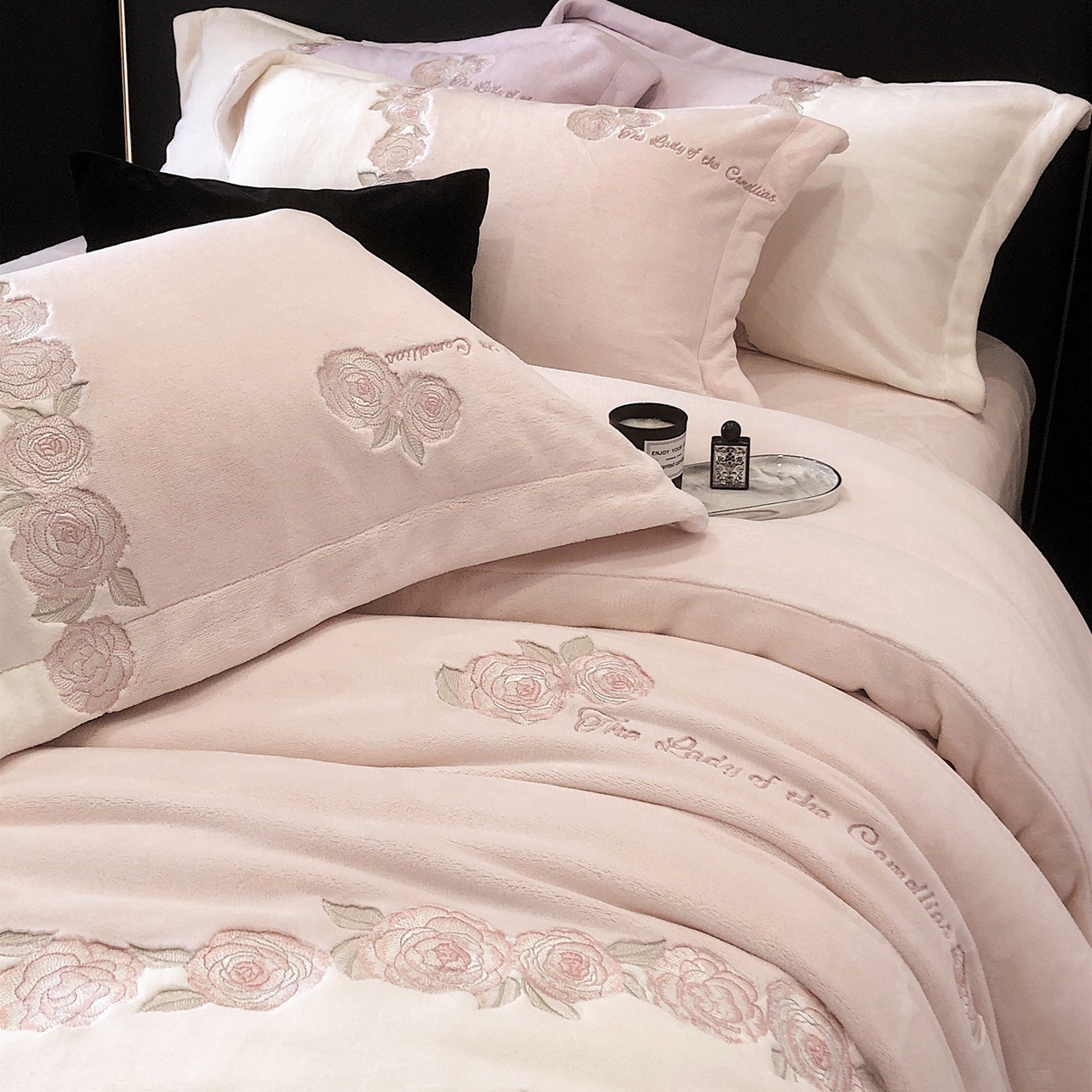 91家纺网 家纺一手货源 找家纺 初拾 2025新款230g牛奶绒“花卉” 四件套-暖冬甜心 暖冬甜心-粉