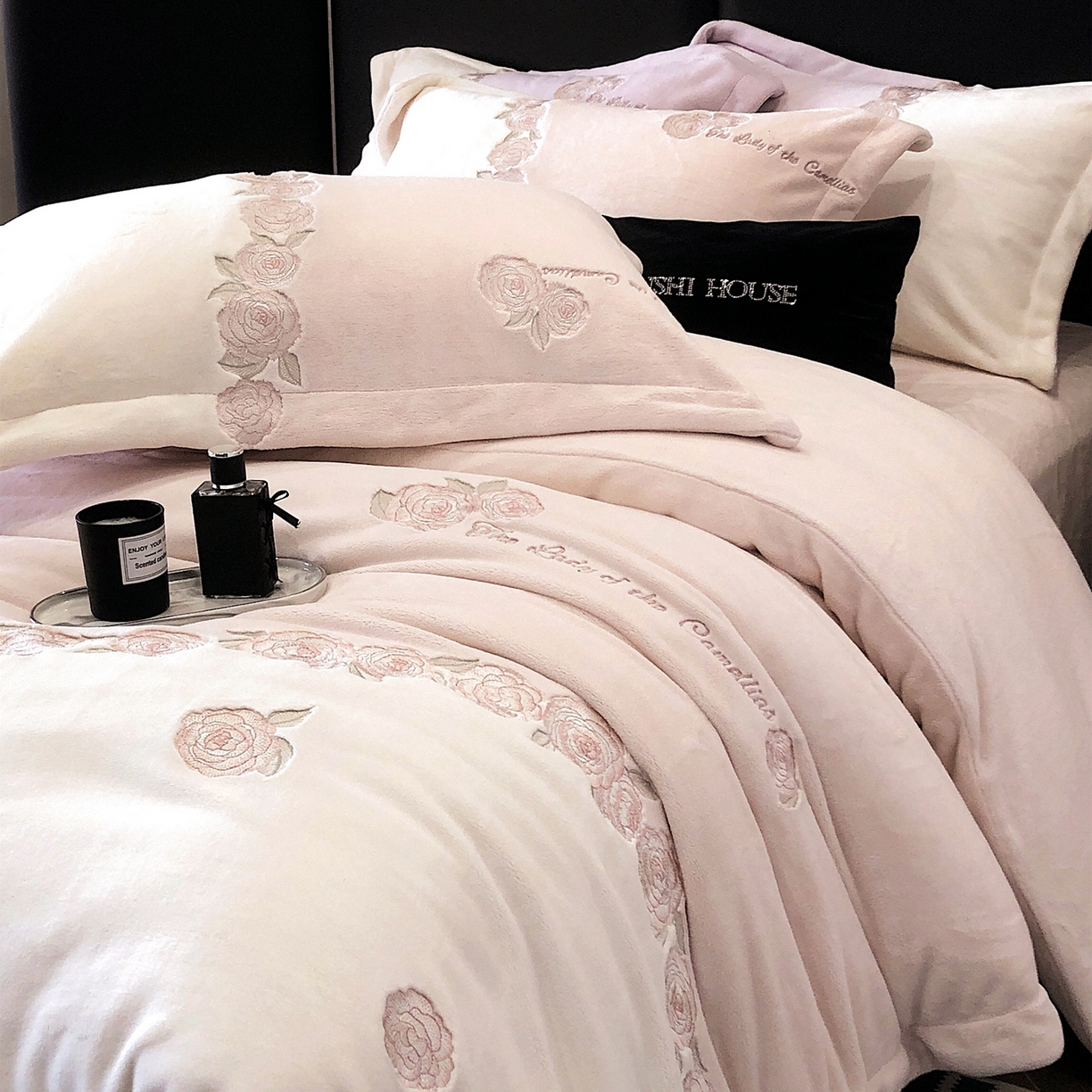 91家纺网 家纺一手货源 找家纺 初拾 2025新款230g牛奶绒“花卉” 四件套-暖冬甜心 暖冬甜心-粉