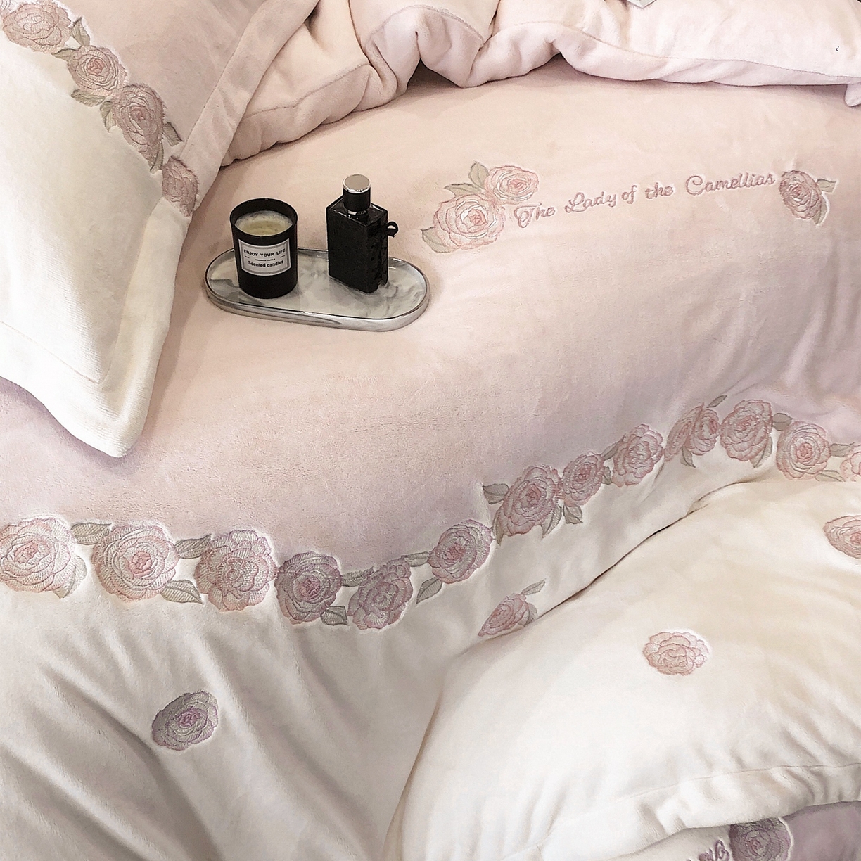 91家纺网 家纺一手货源 找家纺 初拾 2025新款230g牛奶绒“花卉” 四件套-暖冬甜心 暖冬甜心-粉