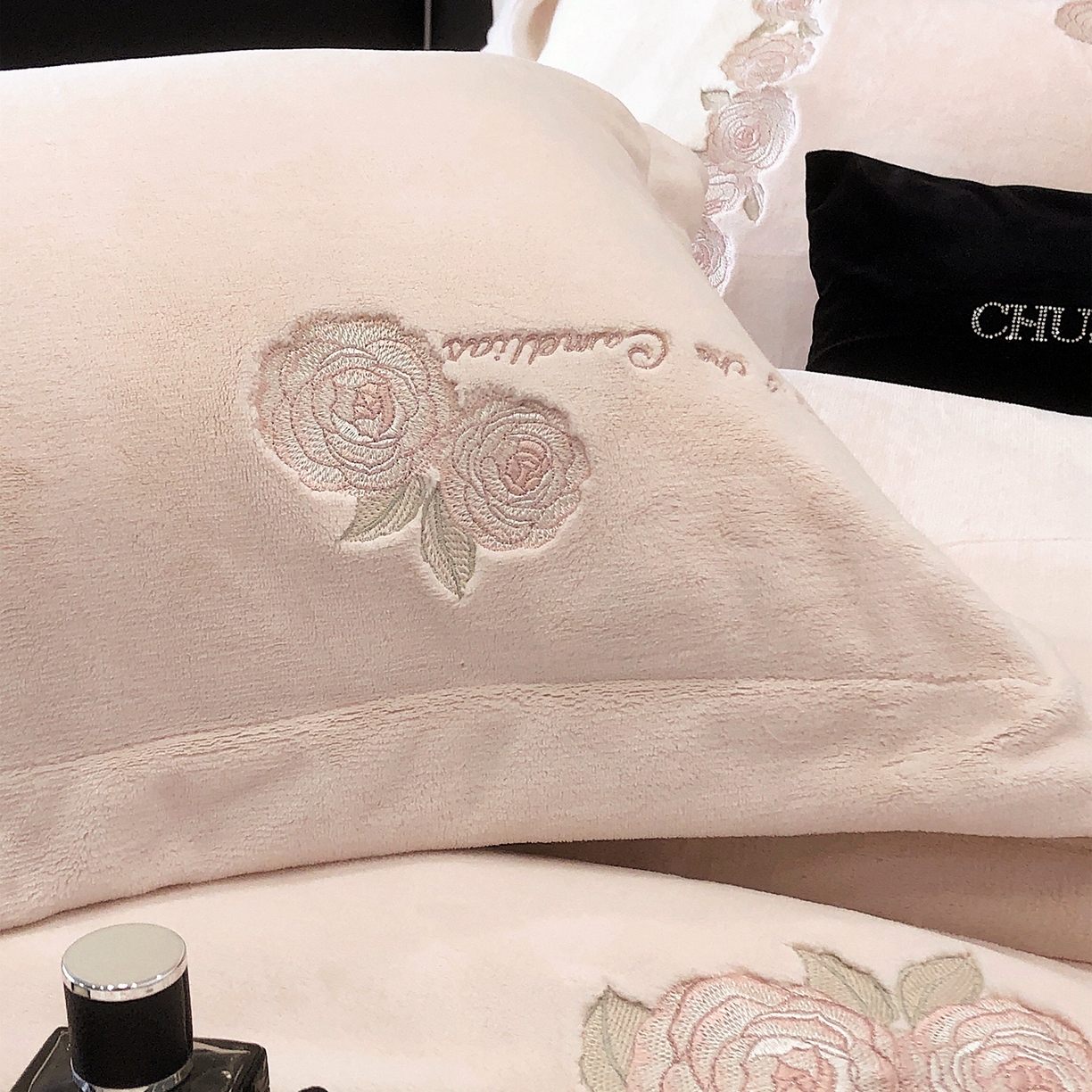 91家纺网 家纺一手货源 找家纺 初拾 2025新款230g牛奶绒“花卉” 四件套-暖冬甜心 暖冬甜心-粉