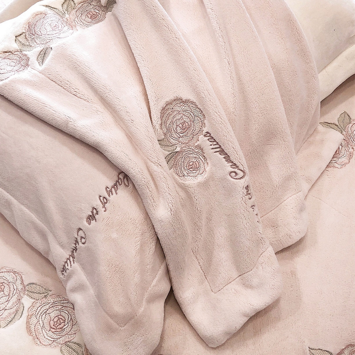 91家纺网 家纺一手货源 找家纺 初拾 2025新款230g牛奶绒“花卉” 四件套-暖冬甜心 暖冬甜心-粉