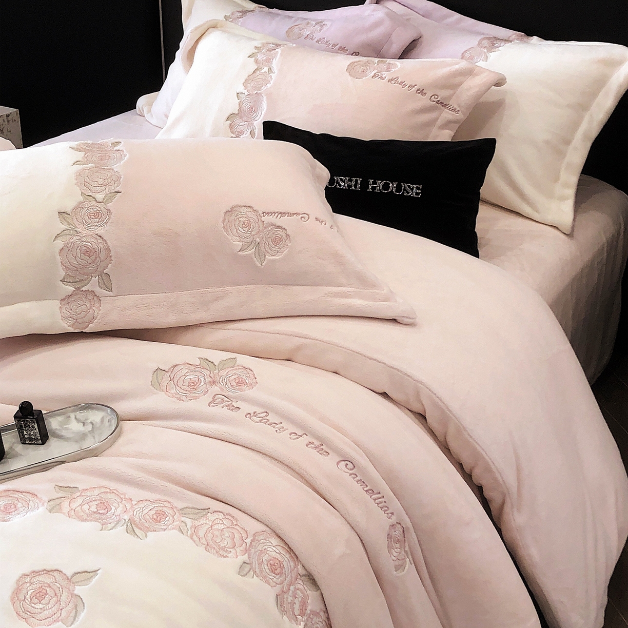 91家纺网 家纺一手货源 找家纺 初拾 2025新款230g牛奶绒“花卉” 四件套-暖冬甜心 暖冬甜心-粉