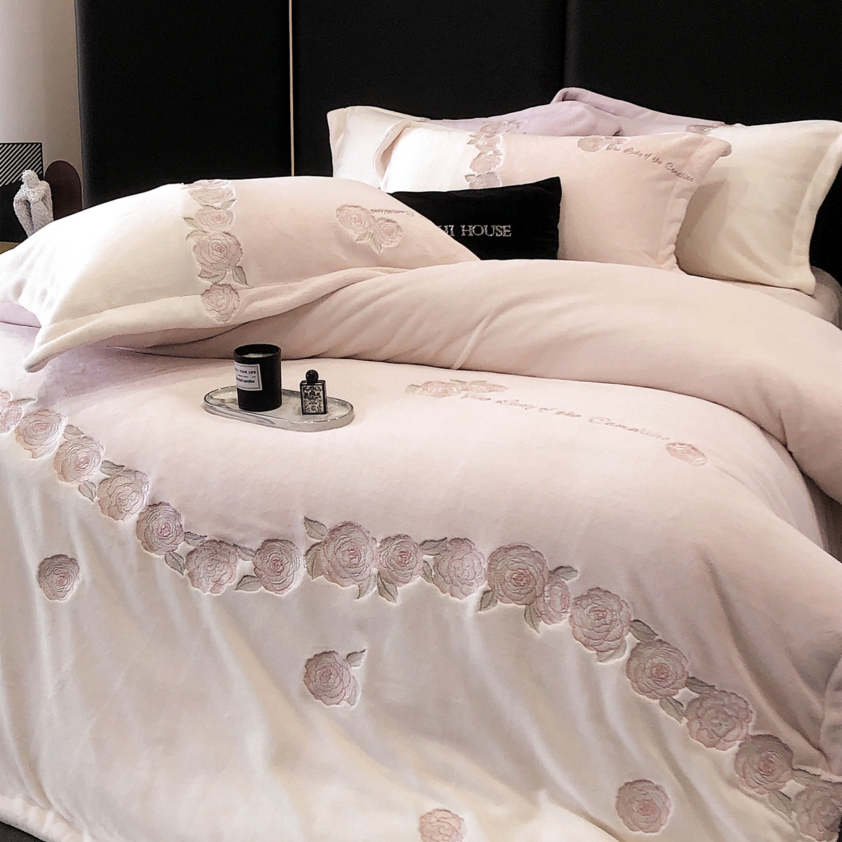 91家纺网 家纺一手货源 找家纺 初拾 2025新款230g牛奶绒“花卉” 四件套-暖冬甜心 暖冬甜心-粉