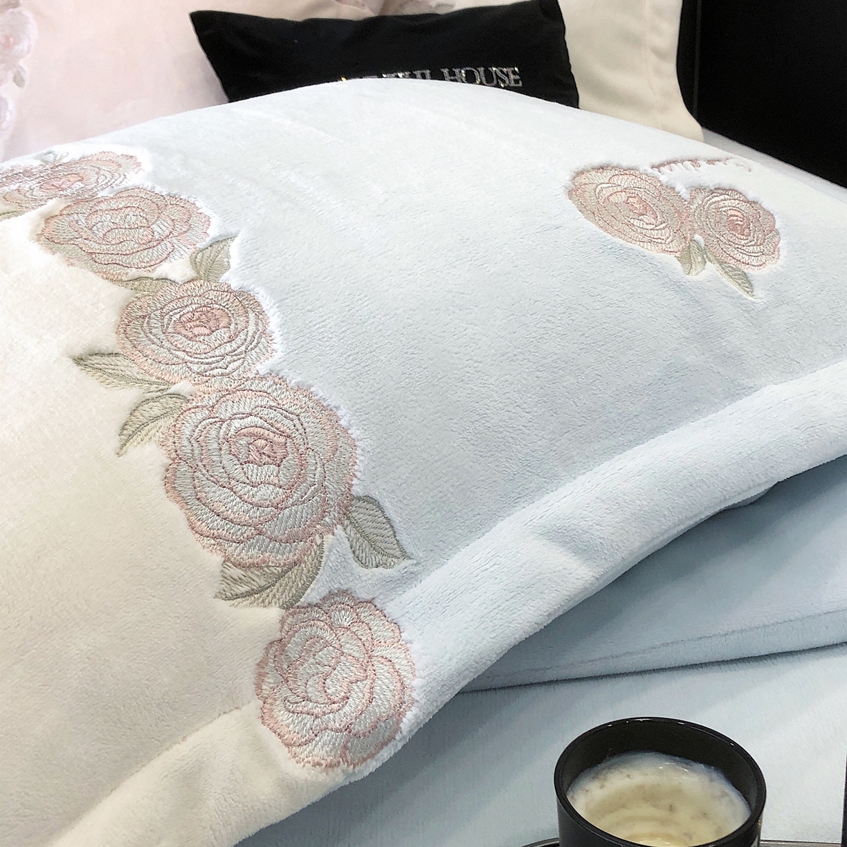 91家纺网 家纺一手货源 找家纺 初拾 2025新款230g牛奶绒“花卉” 四件套-暖冬甜心 暖冬甜心-蓝