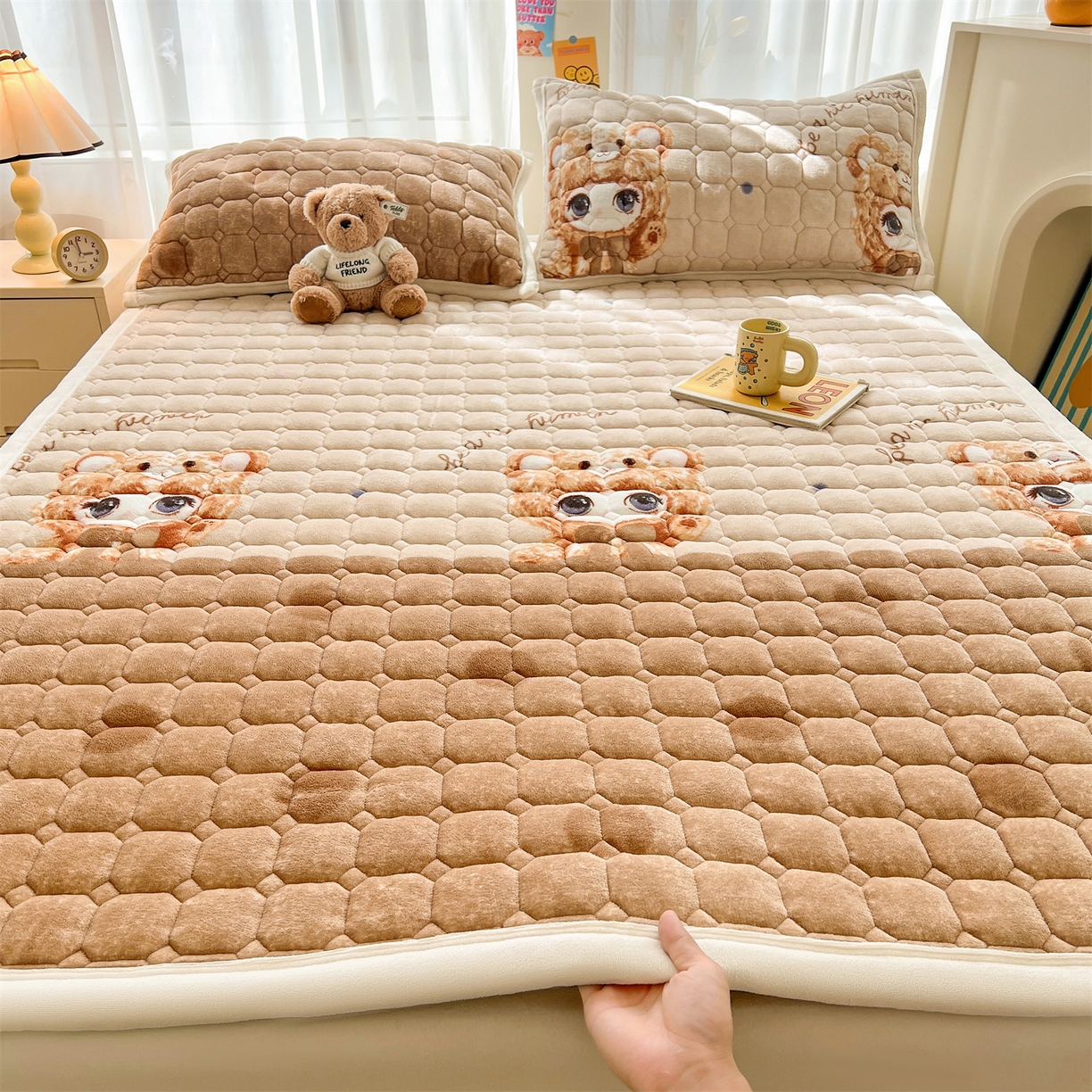 91家纺网 家纺一手货源 找家纺 慕木家纺 2025新款大床款牛奶绒印花床褥垫系列 床褥垫-拉布咖