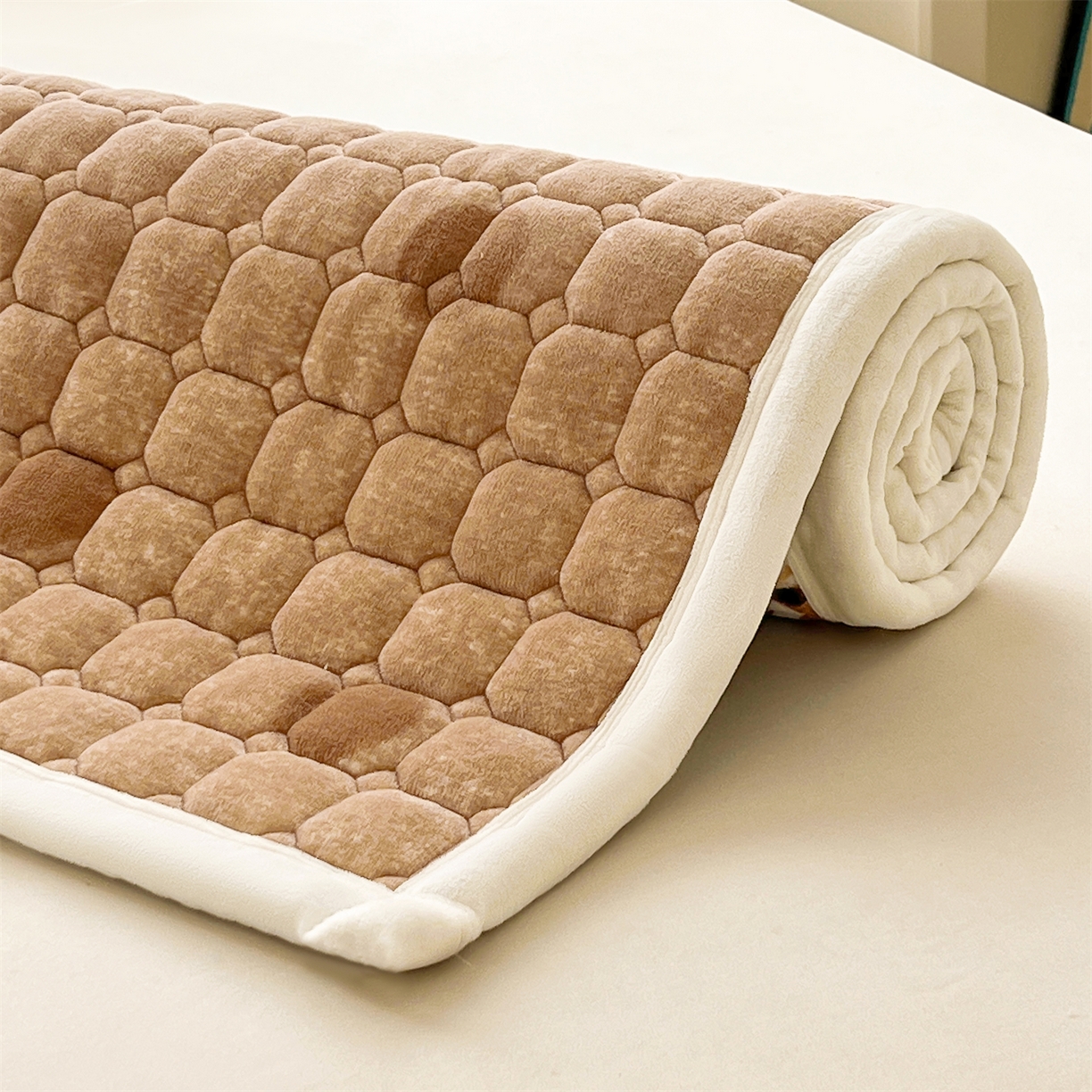 91家纺网 家纺一手货源 找家纺 慕木家纺 2025新款大床款牛奶绒印花床褥垫系列 床褥垫-拉布咖