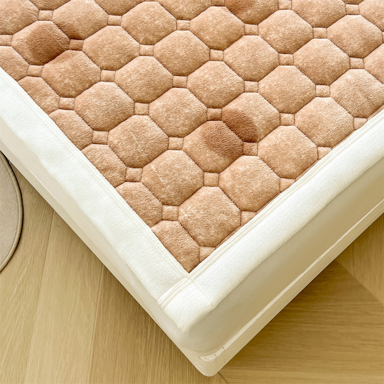 91家纺网 家纺一手货源 找家纺 慕木家纺 2025新款大床款牛奶绒印花床褥垫系列 床褥垫-拉布咖