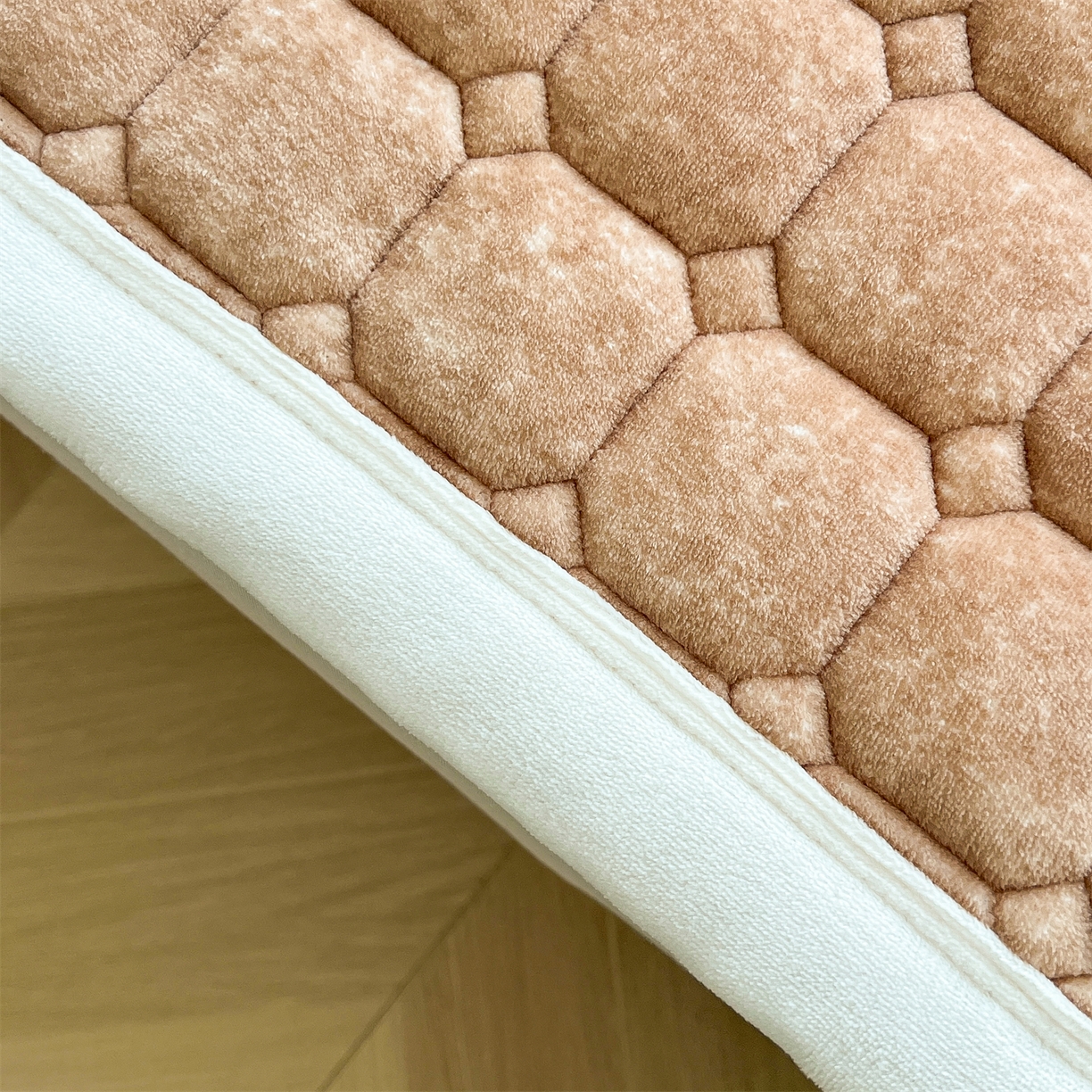 91家纺网 家纺一手货源 找家纺 慕木家纺 2025新款大床款牛奶绒印花床褥垫系列 床褥垫-拉布咖