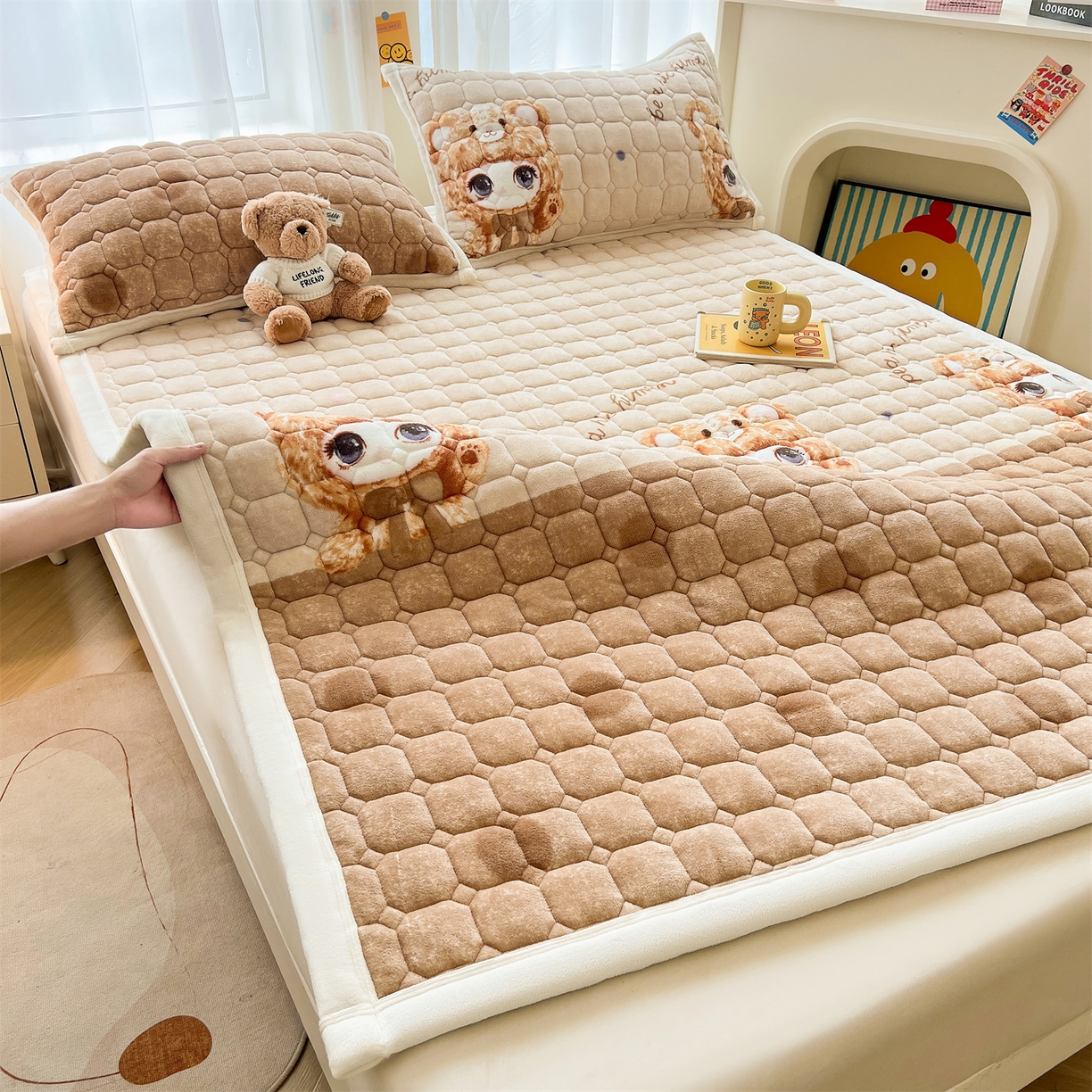 91家纺网 家纺一手货源 找家纺 慕木家纺 2025新款大床款牛奶绒印花床褥垫系列 床褥垫-拉布咖