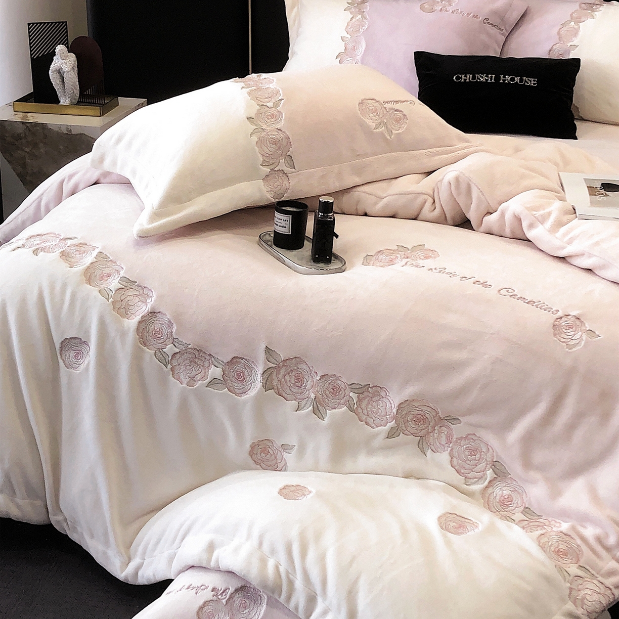 91家纺网 家纺一手货源 找家纺 初拾 2025新款230g牛奶绒“花卉” 四件套-暖冬甜心 暖冬甜心-粉