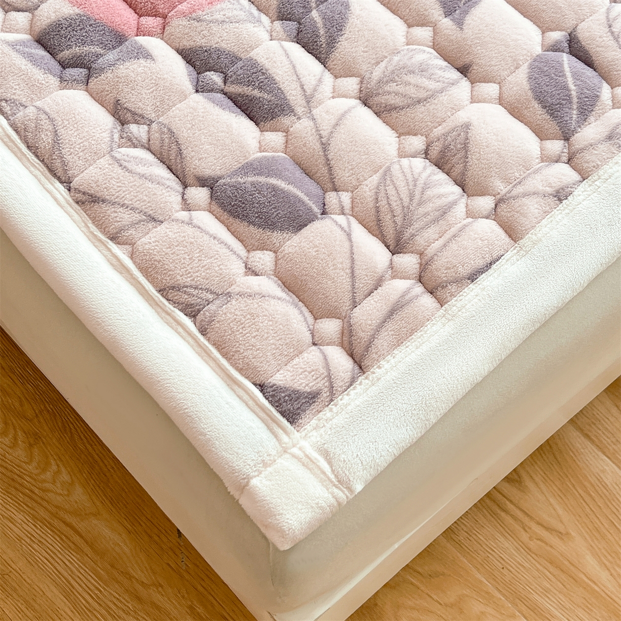 91家纺网 家纺一手货源 找家纺 慕木家纺 2025新款大床款牛奶绒印花床褥垫系列 床褥垫-伦伯特