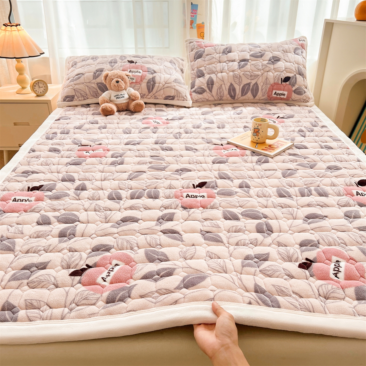 91家纺网 家纺一手货源 找家纺 慕木家纺 2025新款大床款牛奶绒印花床褥垫系列 床褥垫-伦伯特