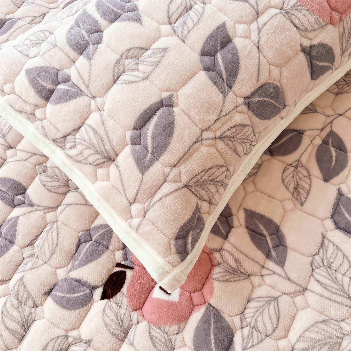 91家纺网 家纺一手货源 找家纺 慕木家纺 2025新款大床款牛奶绒印花床褥垫系列 床褥垫-伦伯特