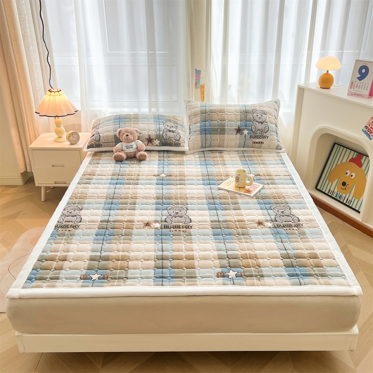 91家纺网 家纺一手货源 找家纺 慕木家纺 2025新款大床款牛奶绒印花床褥垫系列 床褥垫-绿格熊